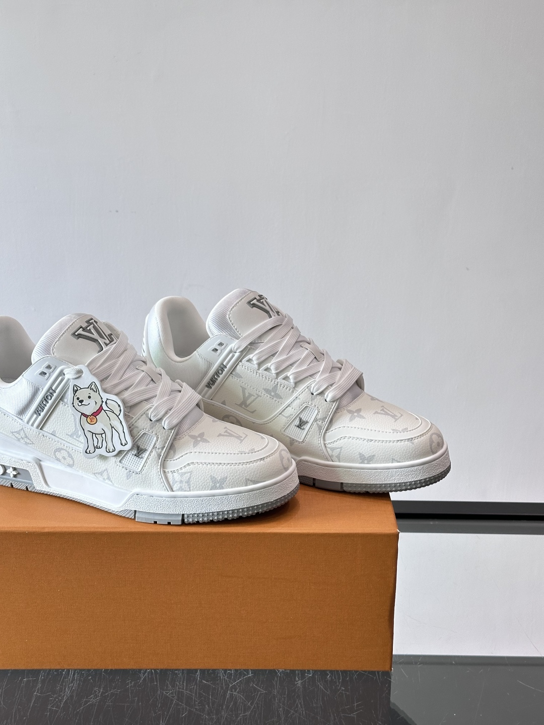 LV首尔限定金多犬Trainer运动鞋，灵感来自古着篮球鞋，荔枝纹牛皮+丹宁布拼接，经典Monogram