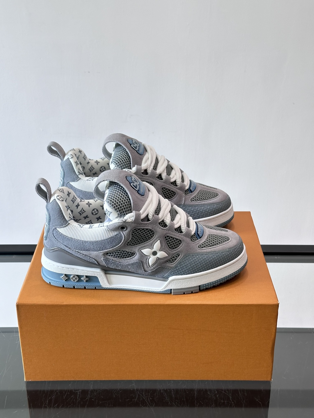 L家Skate ss25运动鞋👟采用复古风格的 calfleather材质，其独特的针织领设计灵感源自运