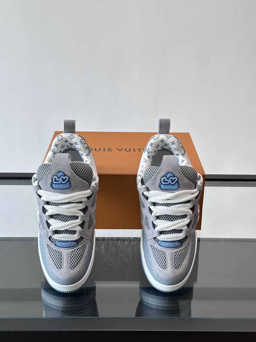 L家Skate ss25运动鞋👟采用复古风格的 calfleather材质，其独特的针织领设计灵感源自运