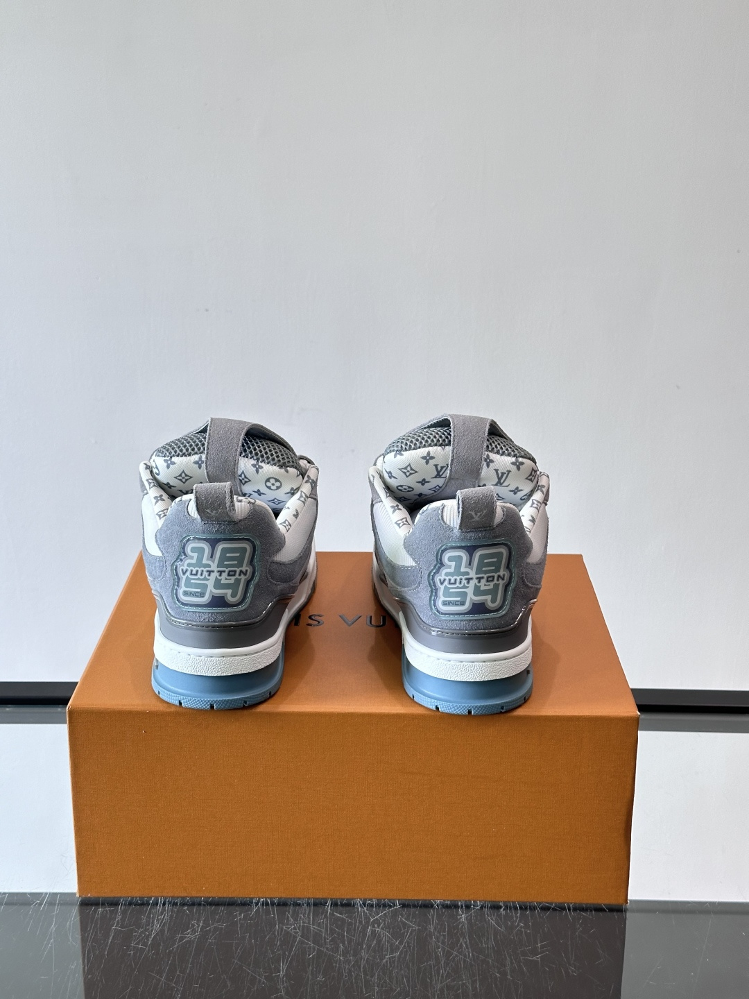 L家Skate ss25运动鞋👟采用复古风格的 calfleather材质，其独特的针织领设计灵感源自运