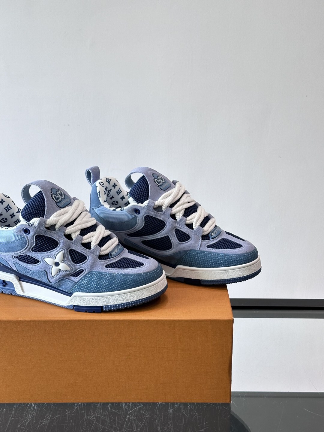 L家Skate ss25运动鞋👟采用复古风格的 calfleather材质，其独特的针织领设计灵感源自运