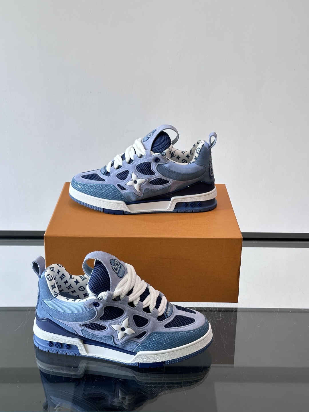 L家Skate ss25运动鞋👟采用复古风格的 calfleather材质，其独特的针织领设计灵感源自运