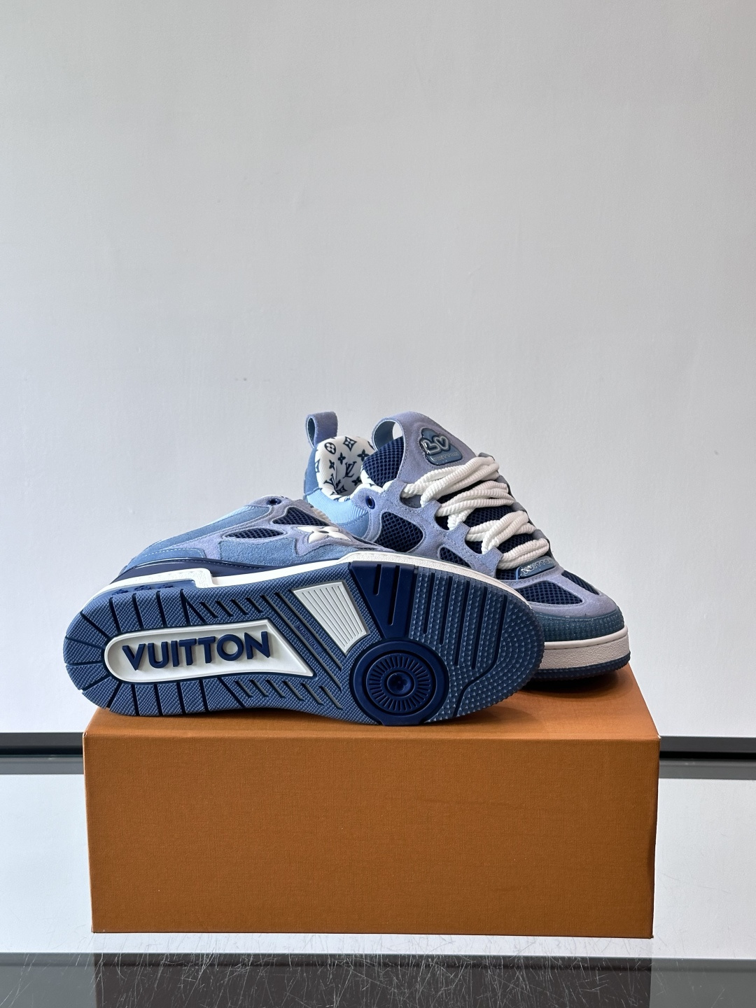 L家Skate ss25运动鞋👟采用复古风格的 calfleather材质，其独特的针织领设计灵感源自运