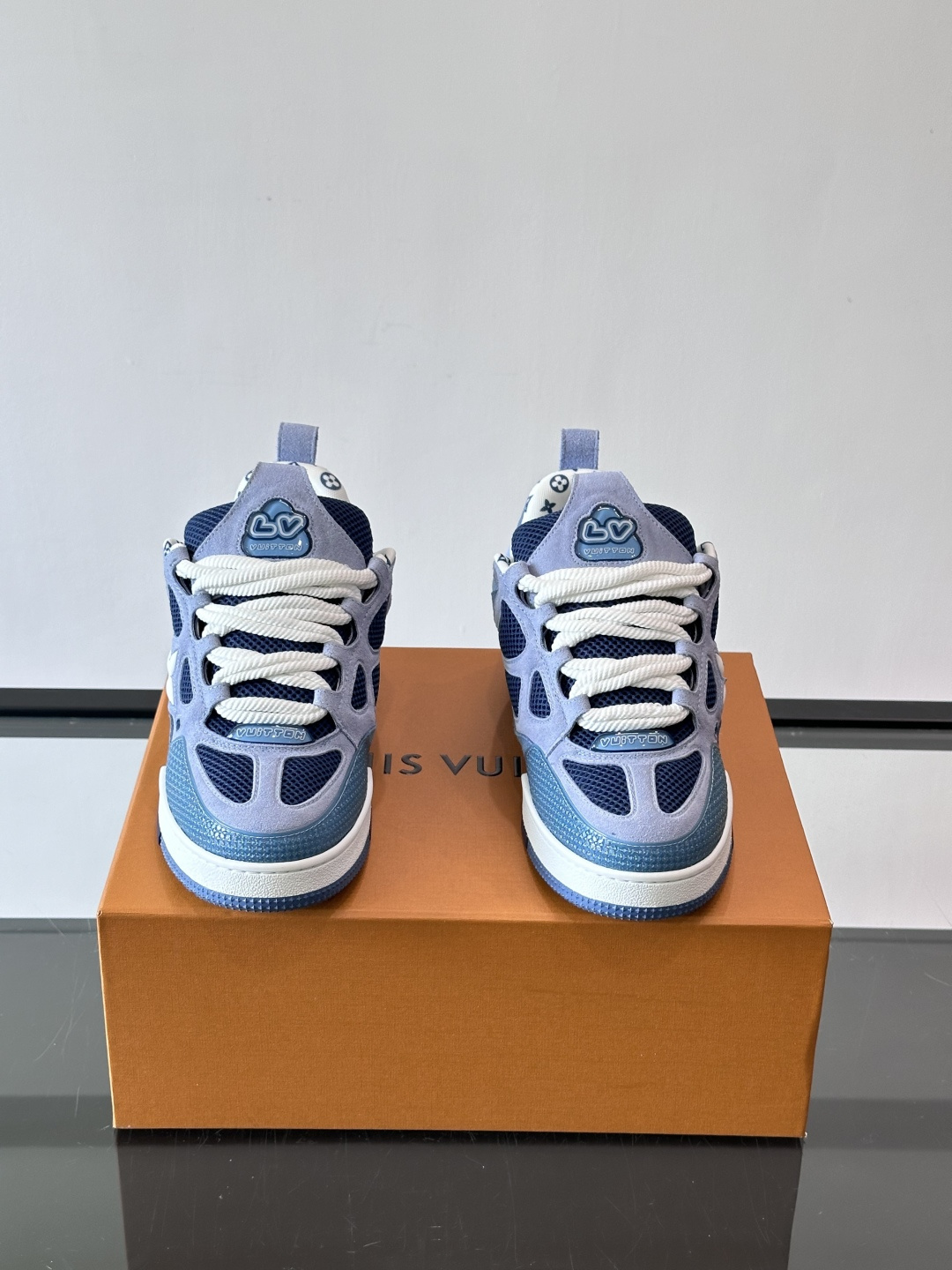 L家Skate ss25运动鞋👟采用复古风格的 calfleather材质，其独特的针织领设计灵感源自运