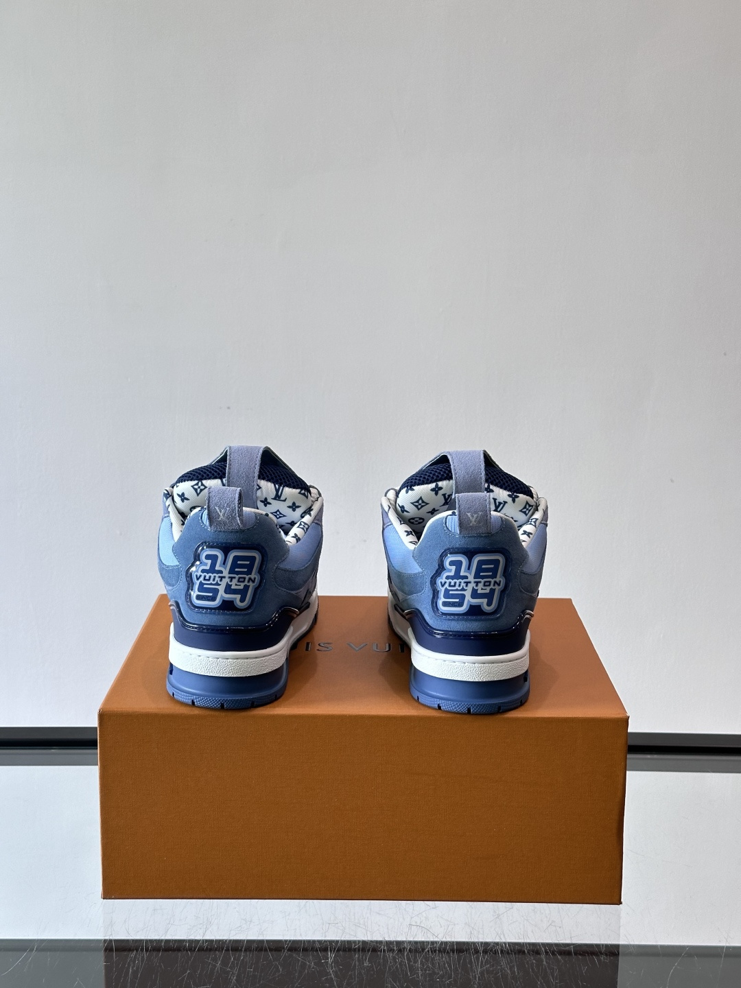 L家Skate ss25运动鞋👟采用复古风格的 calfleather材质，其独特的针织领设计灵感源自运