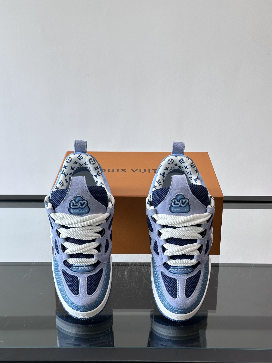 L家Skate ss25运动鞋👟采用复古风格的 calfleather材质，其独特的针织领设计灵感源自运