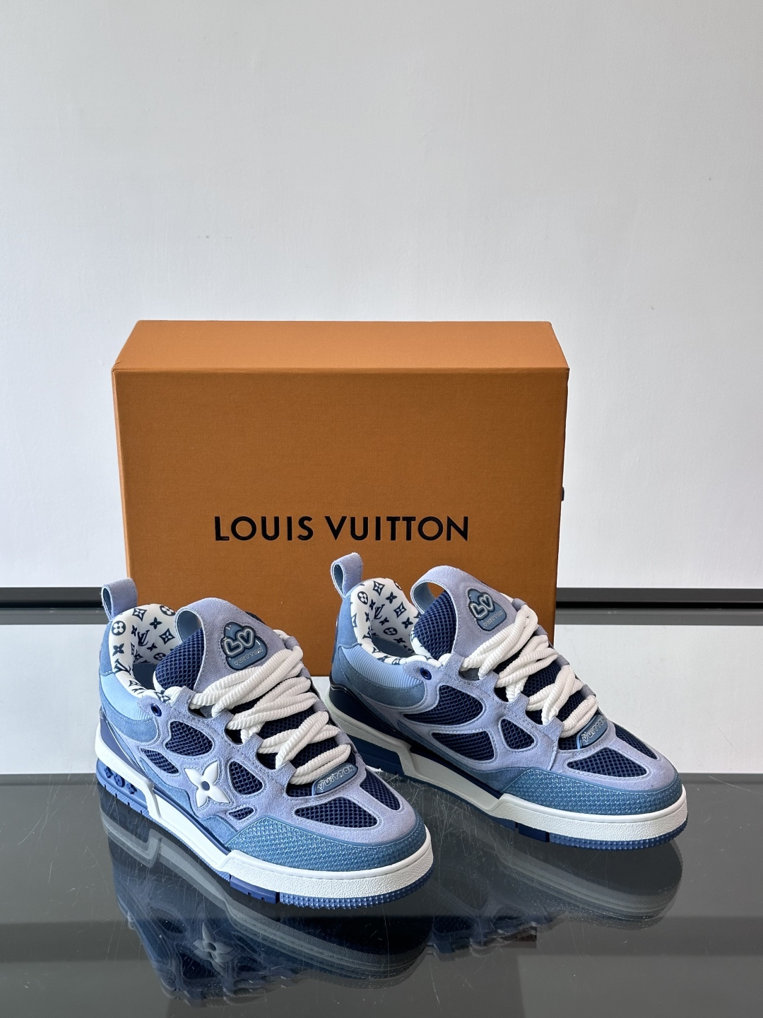 L家Skate ss25运动鞋👟采用复古风格的 calfleather材质，其独特的针织领设计灵感源自运