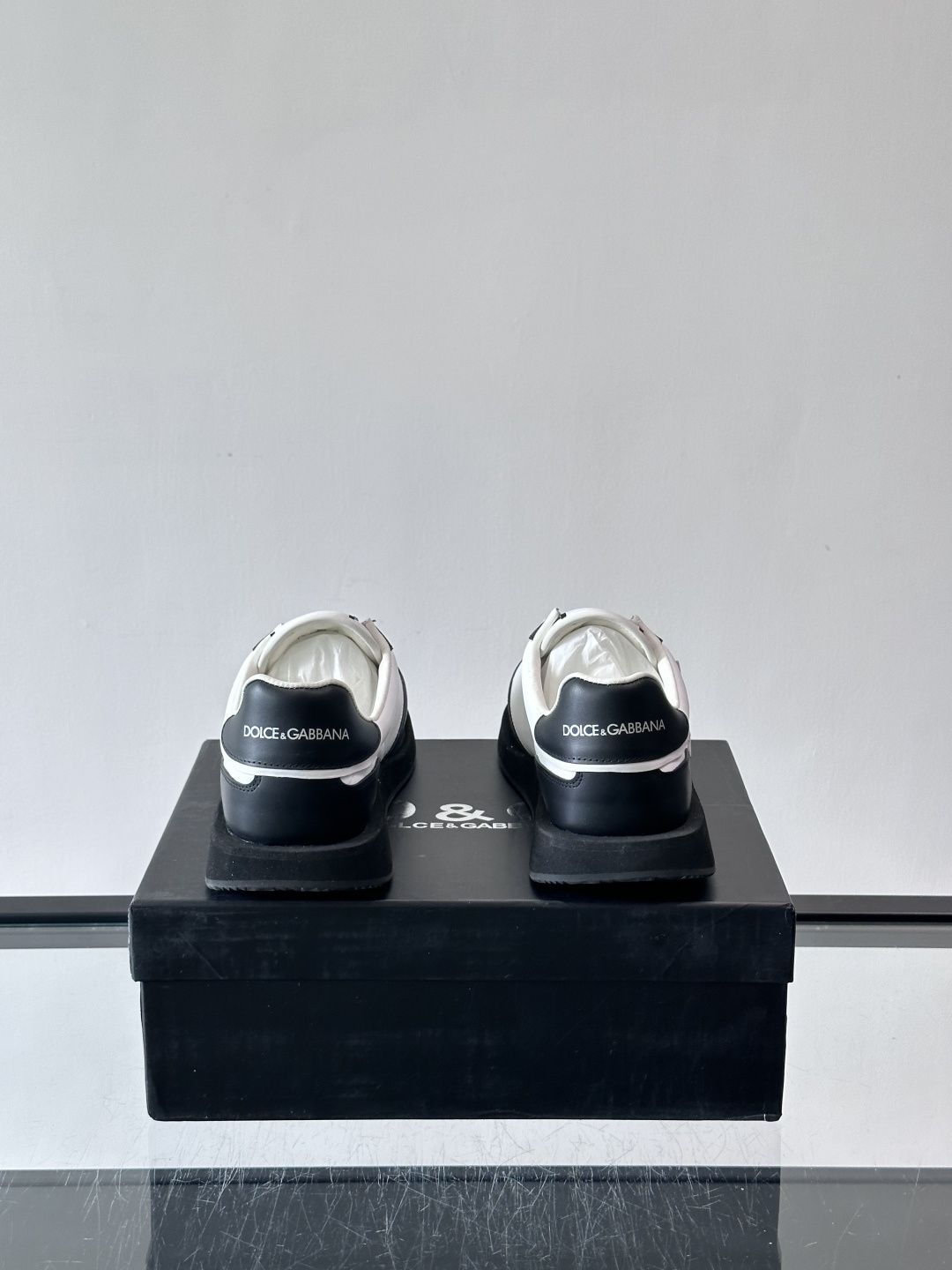 D&G嘉班纳男士德训鞋，经典德训鞋型，配色超百搭！鞋面拼接进口牛皮➕布面➕牛仔面料，质感细腻又透气，内衬