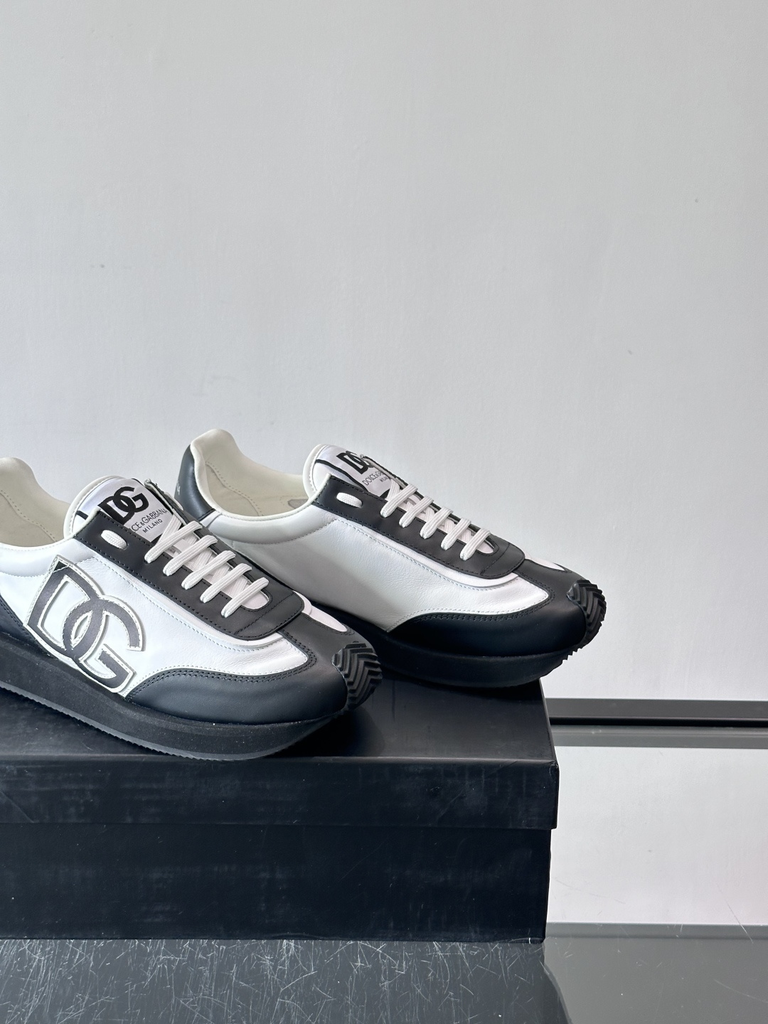 D&G嘉班纳男士德训鞋，经典德训鞋型，配色超百搭！鞋面拼接进口牛皮➕布面➕牛仔面料，质感细腻又透气，内衬