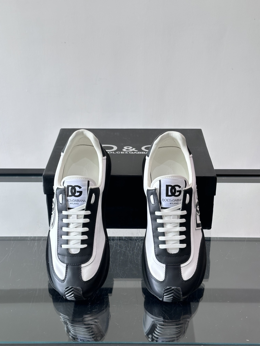 D&G嘉班纳男士德训鞋，经典德训鞋型，配色超百搭！鞋面拼接进口牛皮➕布面➕牛仔面料，质感细腻又透气，内衬