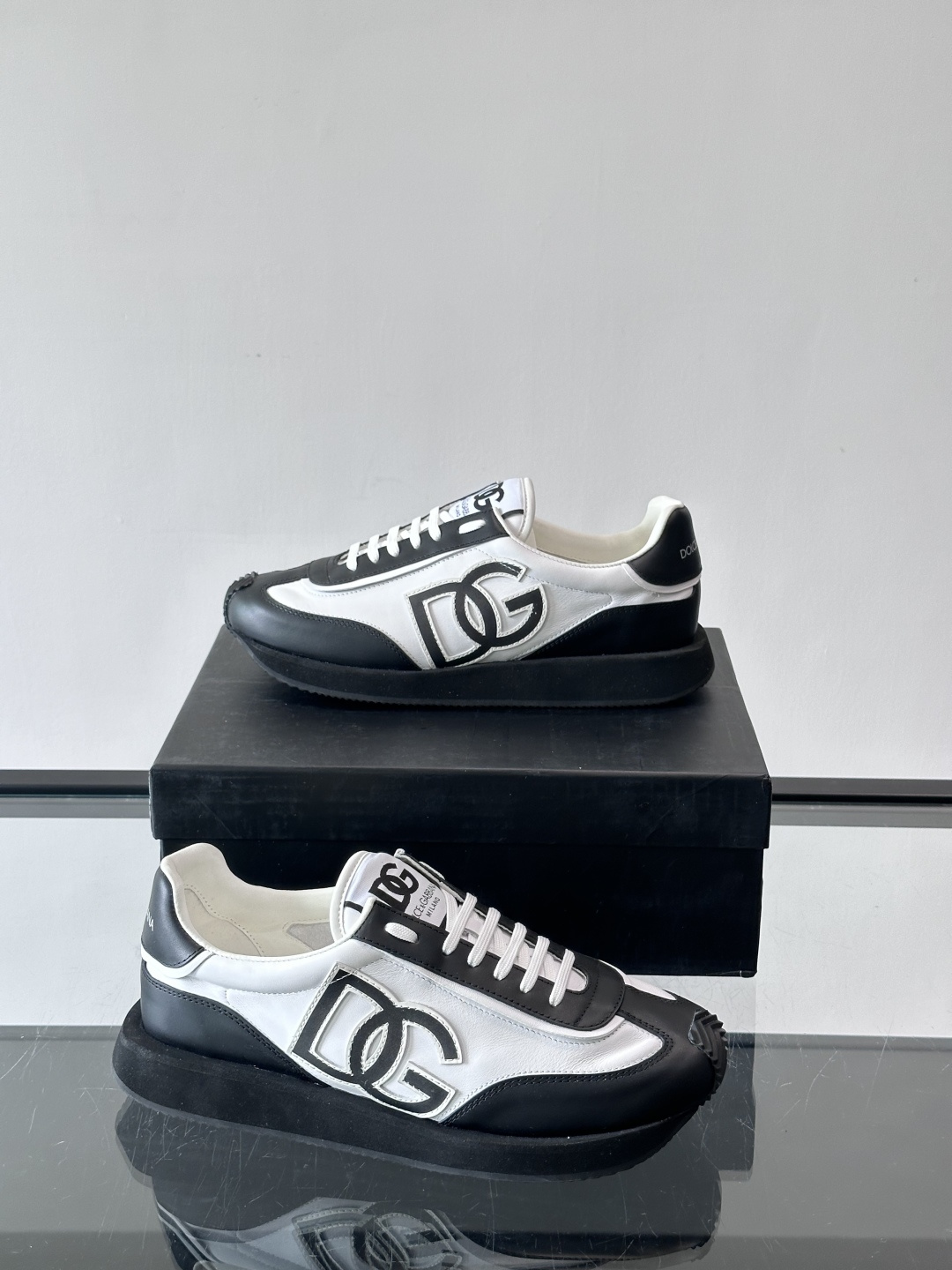 D&G嘉班纳男士德训鞋，经典德训鞋型，配色超百搭！鞋面拼接进口牛皮➕布面➕牛仔面料，质感细腻又透气，内衬