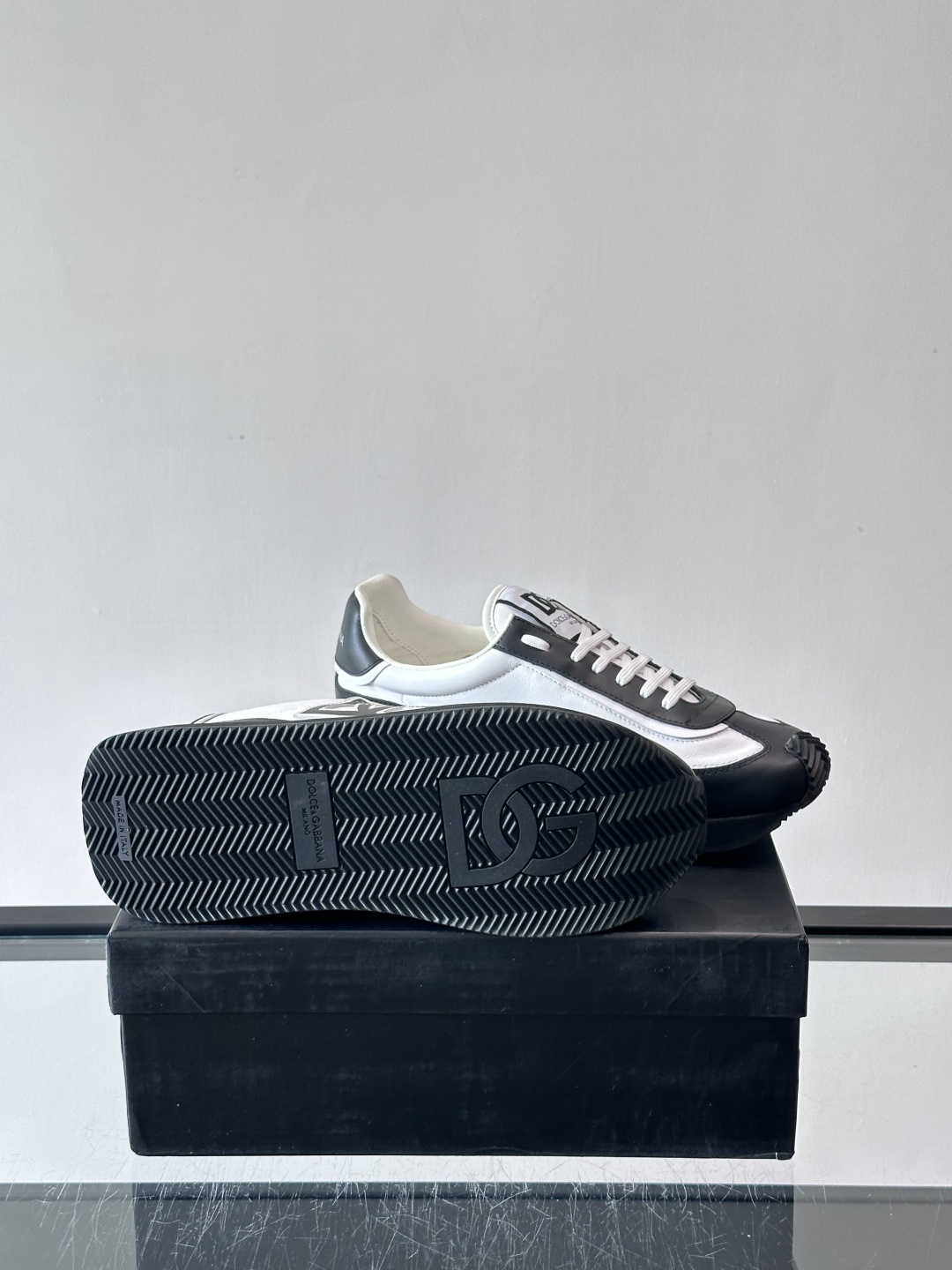 D&G嘉班纳男士德训鞋，经典德训鞋型，配色超百搭！鞋面拼接进口牛皮➕布面➕牛仔面料，质感细腻又透气，内衬