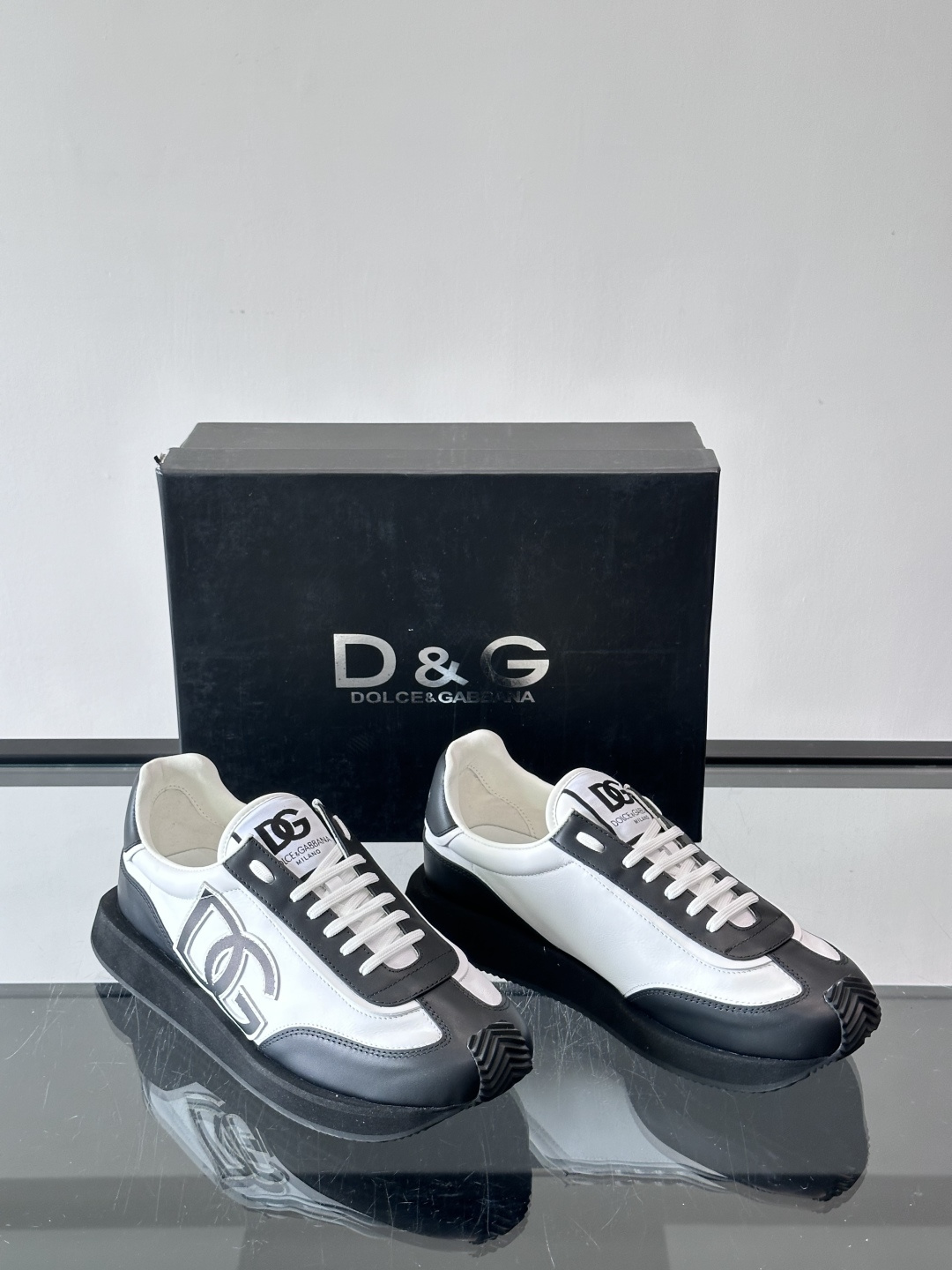 D&G嘉班纳男士德训鞋，经典德训鞋型，配色超百搭！鞋面拼接进口牛皮➕布面➕牛仔面料，质感细腻又透气，内衬