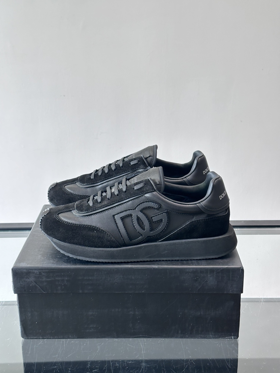 D&G嘉班纳男士德训鞋，经典德训鞋型，配色超百搭！鞋面拼接进口牛皮➕布面➕牛仔面料，质感细腻又透气，内衬