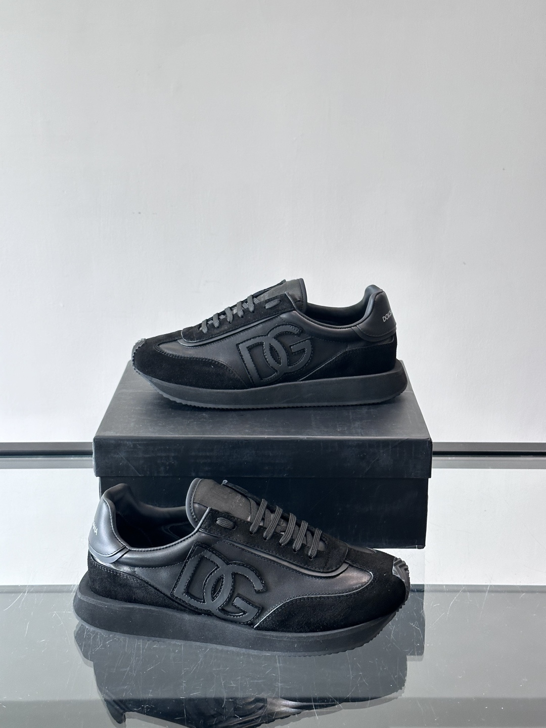 D&G嘉班纳男士德训鞋，经典德训鞋型，配色超百搭！鞋面拼接进口牛皮➕布面➕牛仔面料，质感细腻又透气，内衬