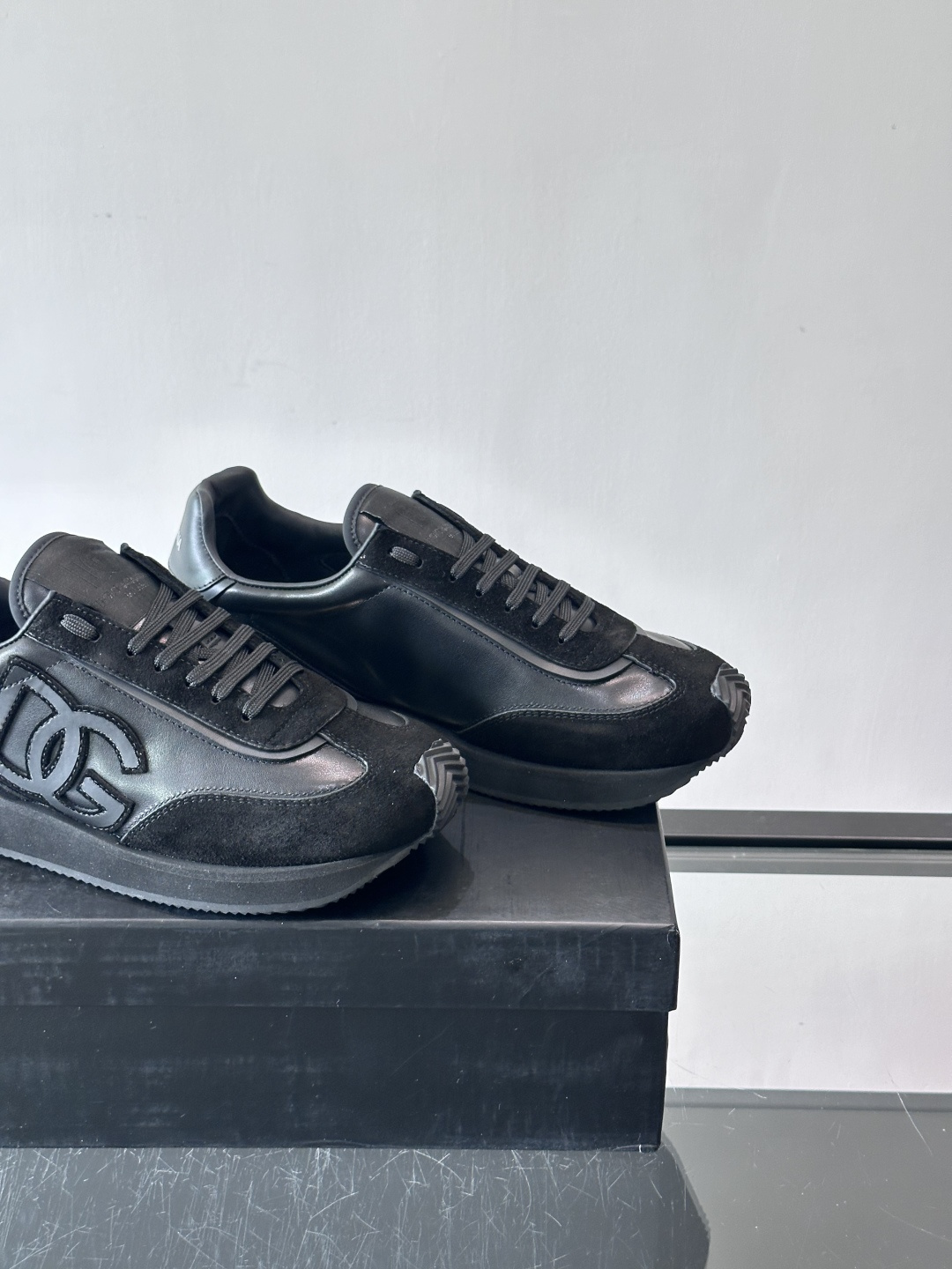 D&G嘉班纳男士德训鞋，经典德训鞋型，配色超百搭！鞋面拼接进口牛皮➕布面➕牛仔面料，质感细腻又透气，内衬