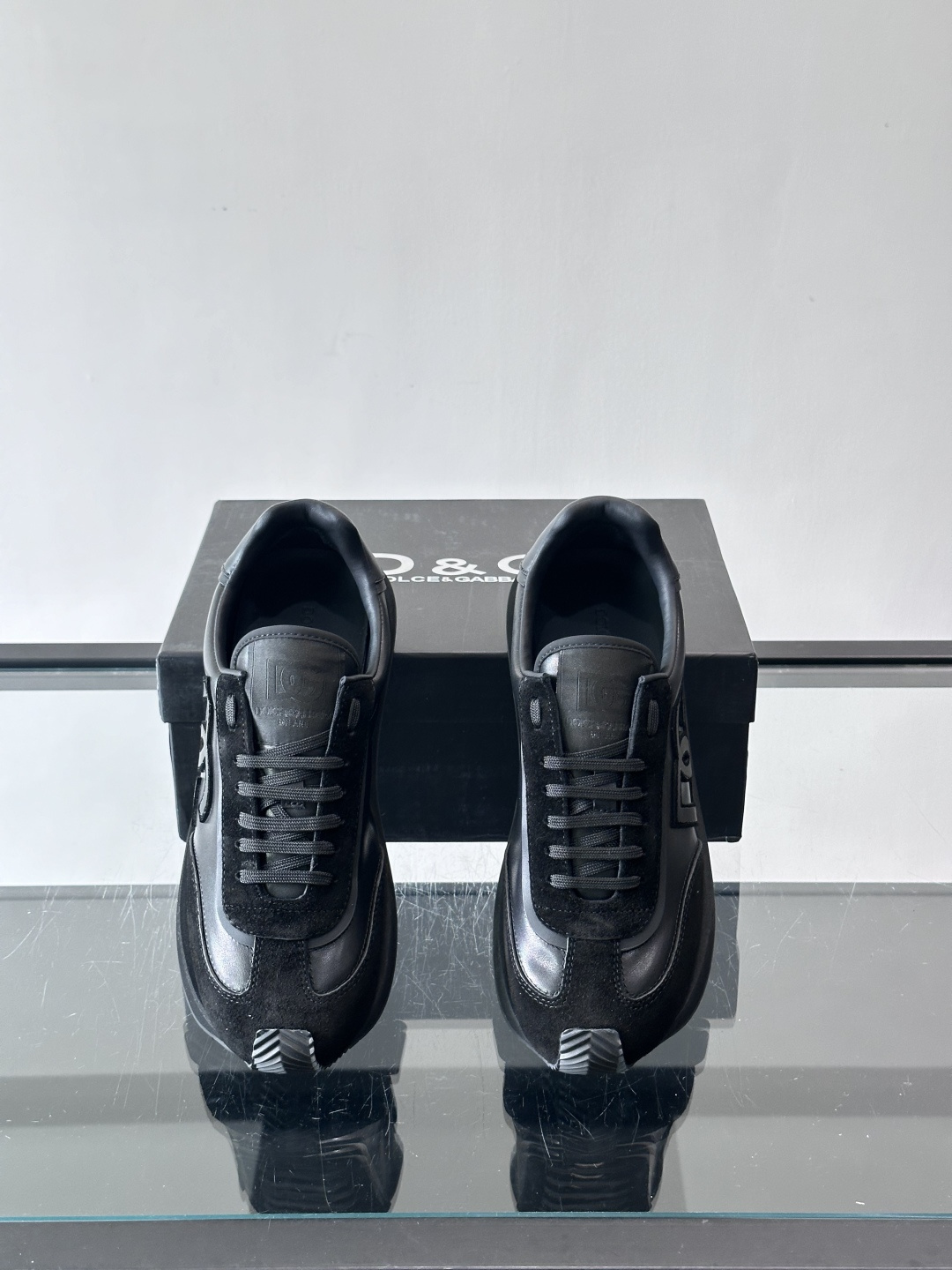 D&G嘉班纳男士德训鞋，经典德训鞋型，配色超百搭！鞋面拼接进口牛皮➕布面➕牛仔面料，质感细腻又透气，内衬