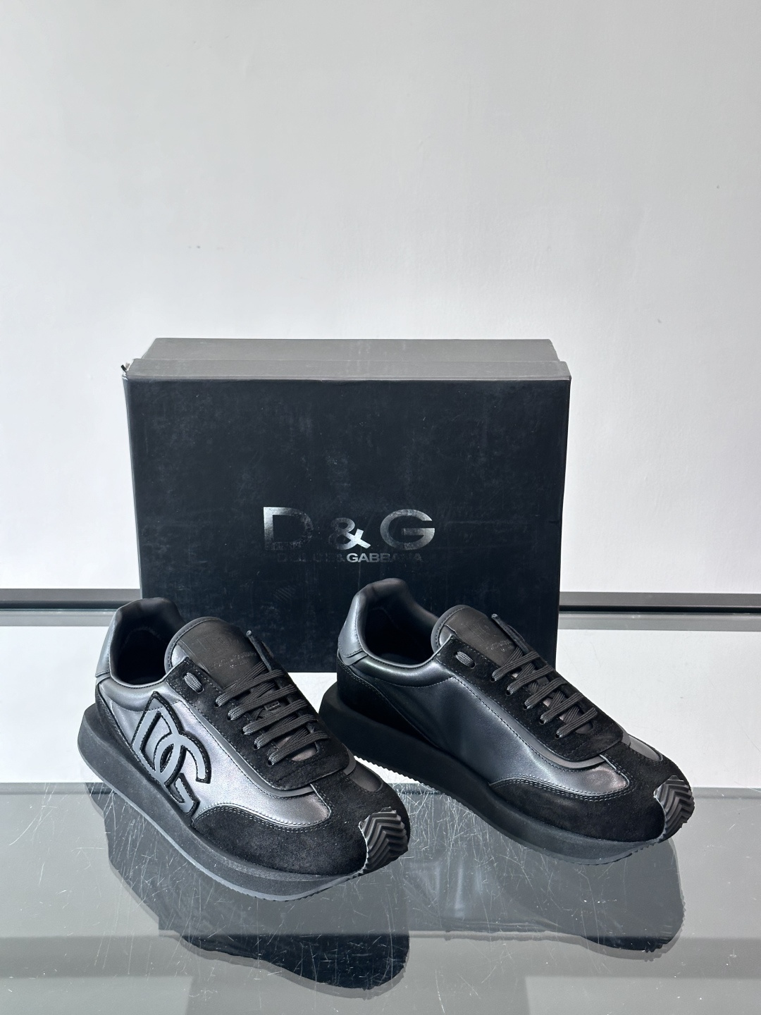 D&G嘉班纳男士德训鞋，经典德训鞋型，配色超百搭！鞋面拼接进口牛皮➕布面➕牛仔面料，质感细腻又透气，内衬