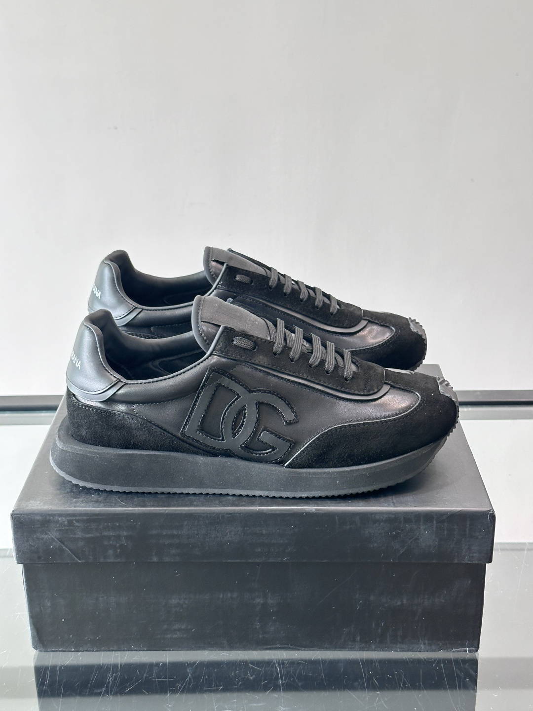 D&G嘉班纳男士德训鞋，经典德训鞋型，配色超百搭！鞋面拼接进口牛皮➕布面➕牛仔面料，质感细腻又透气，内衬