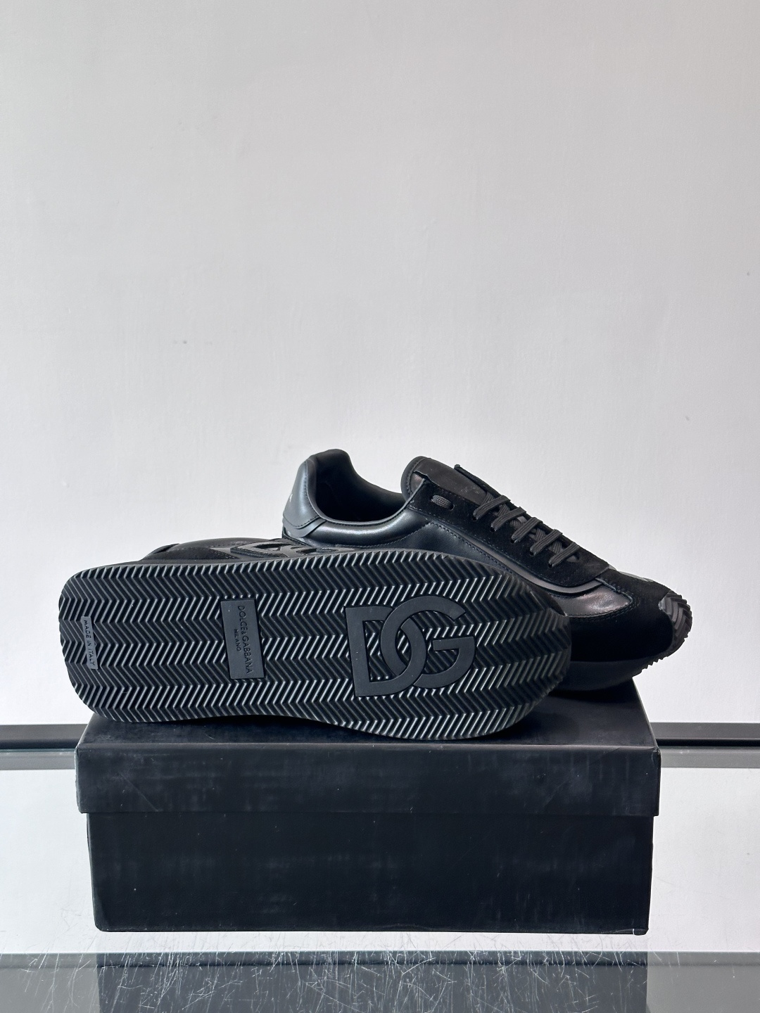 D&G嘉班纳男士德训鞋，经典德训鞋型，配色超百搭！鞋面拼接进口牛皮➕布面➕牛仔面料，质感细腻又透气，内衬