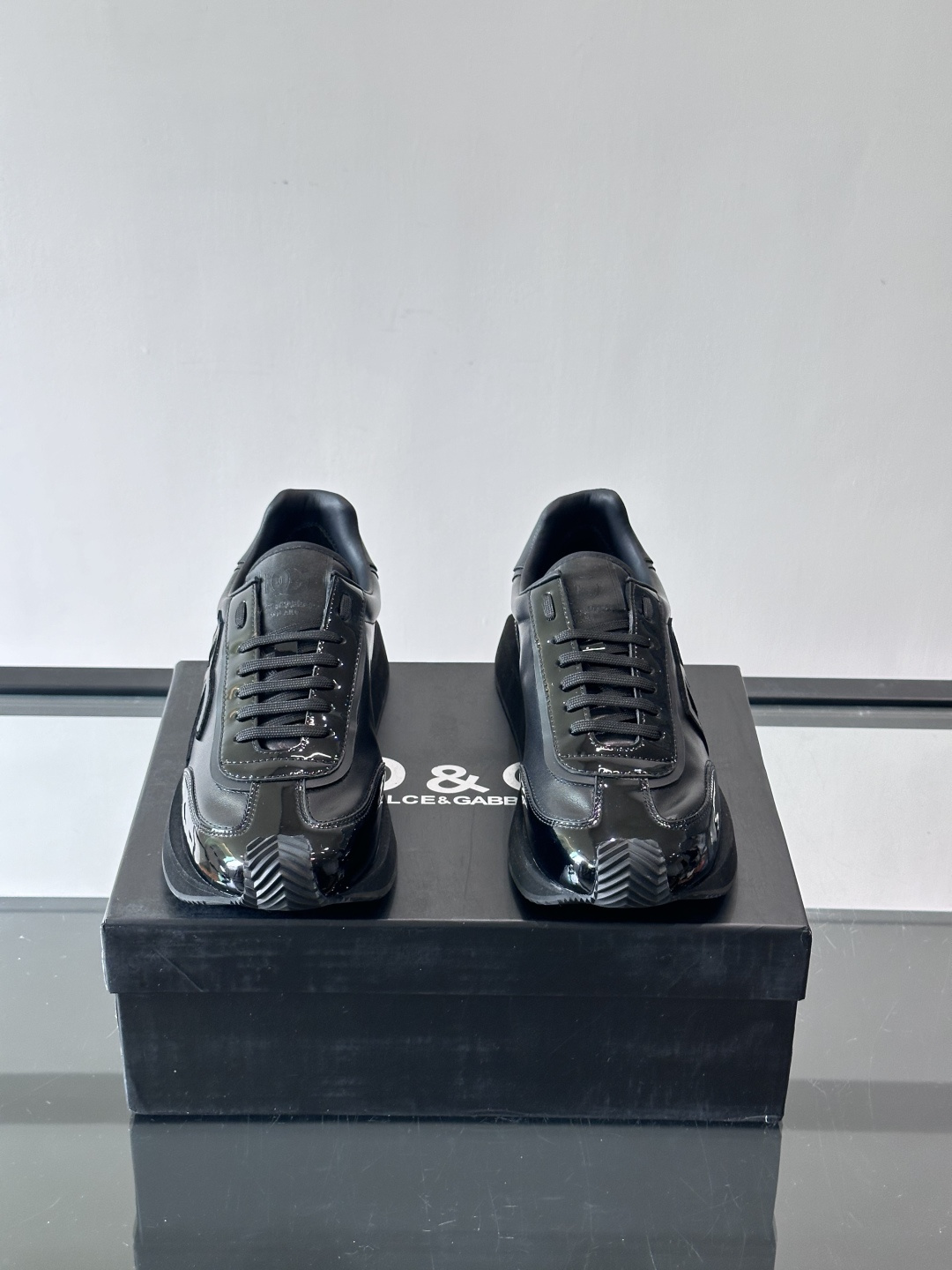 D&G嘉班纳男士德训鞋，经典德训鞋型，配色超百搭！鞋面拼接进口牛皮➕布面➕牛仔面料，质感细腻又透气，内衬