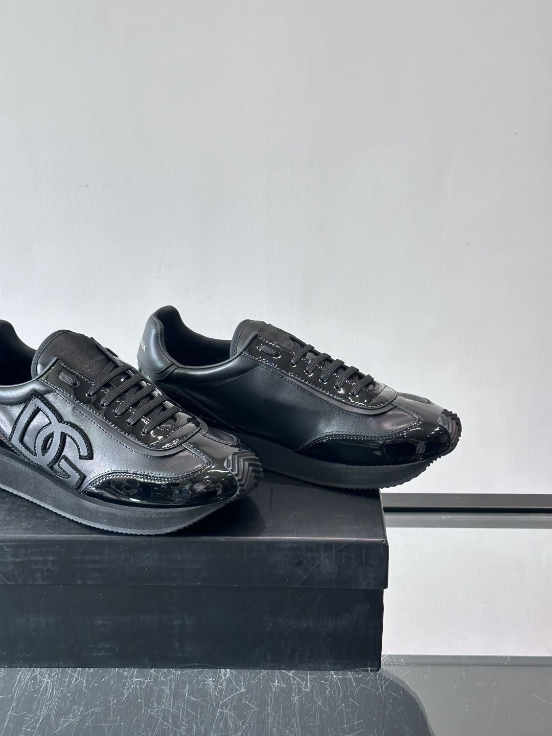 D&G嘉班纳男士德训鞋，经典德训鞋型，配色超百搭！鞋面拼接进口牛皮➕布面➕牛仔面料，质感细腻又透气，内衬