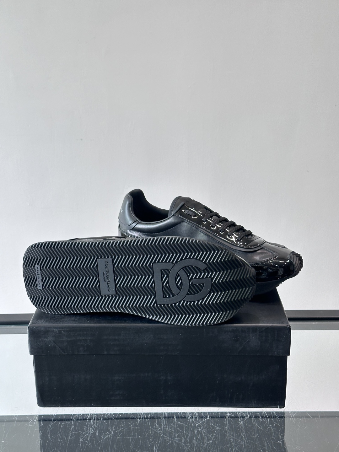 D&G嘉班纳男士德训鞋，经典德训鞋型，配色超百搭！鞋面拼接进口牛皮➕布面➕牛仔面料，质感细腻又透气，内衬