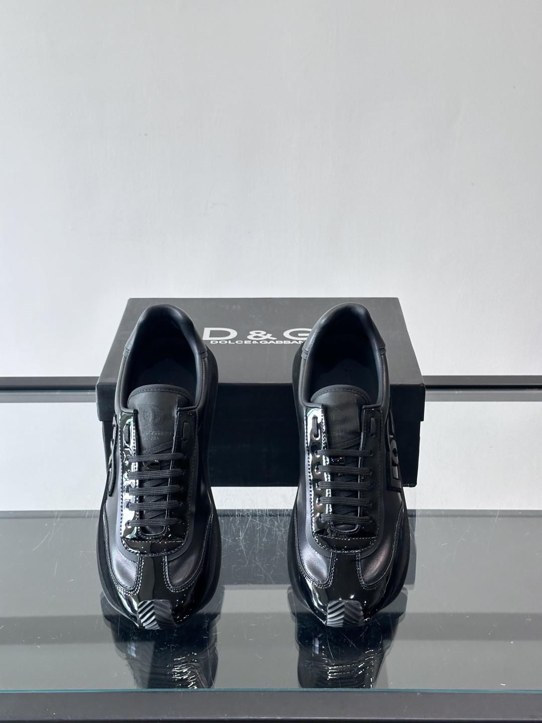 D&G嘉班纳男士德训鞋，经典德训鞋型，配色超百搭！鞋面拼接进口牛皮➕布面➕牛仔面料，质感细腻又透气，内衬