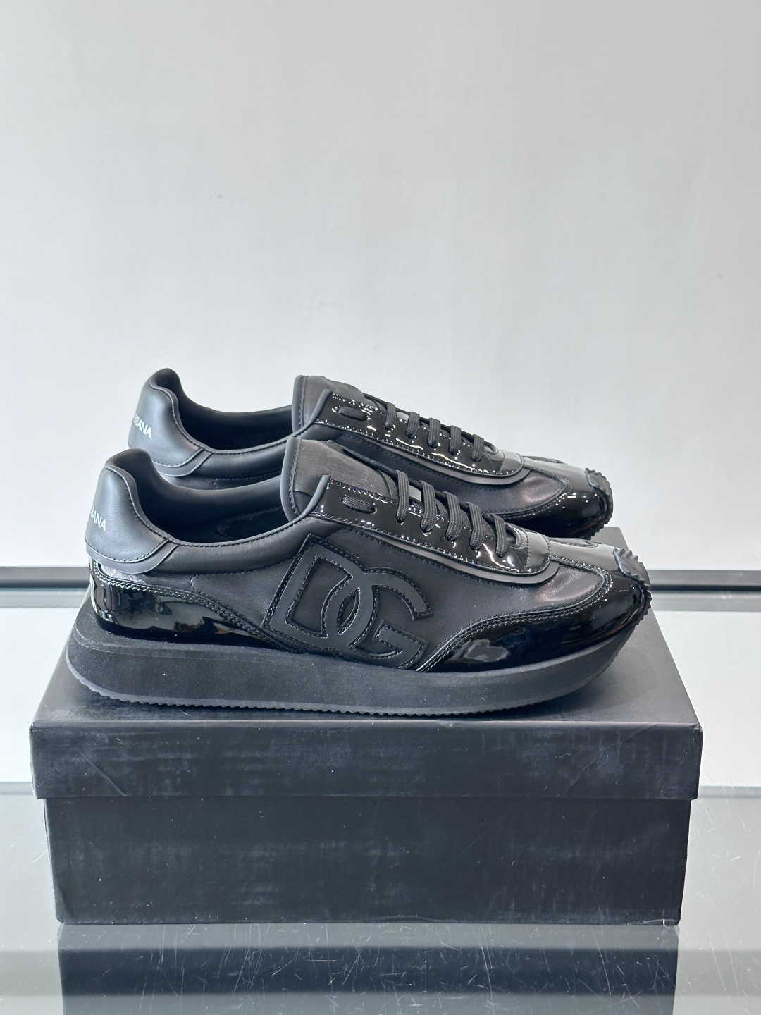 D&G嘉班纳男士德训鞋，经典德训鞋型，配色超百搭！鞋面拼接进口牛皮➕布面➕牛仔面料，质感细腻又透气，内衬