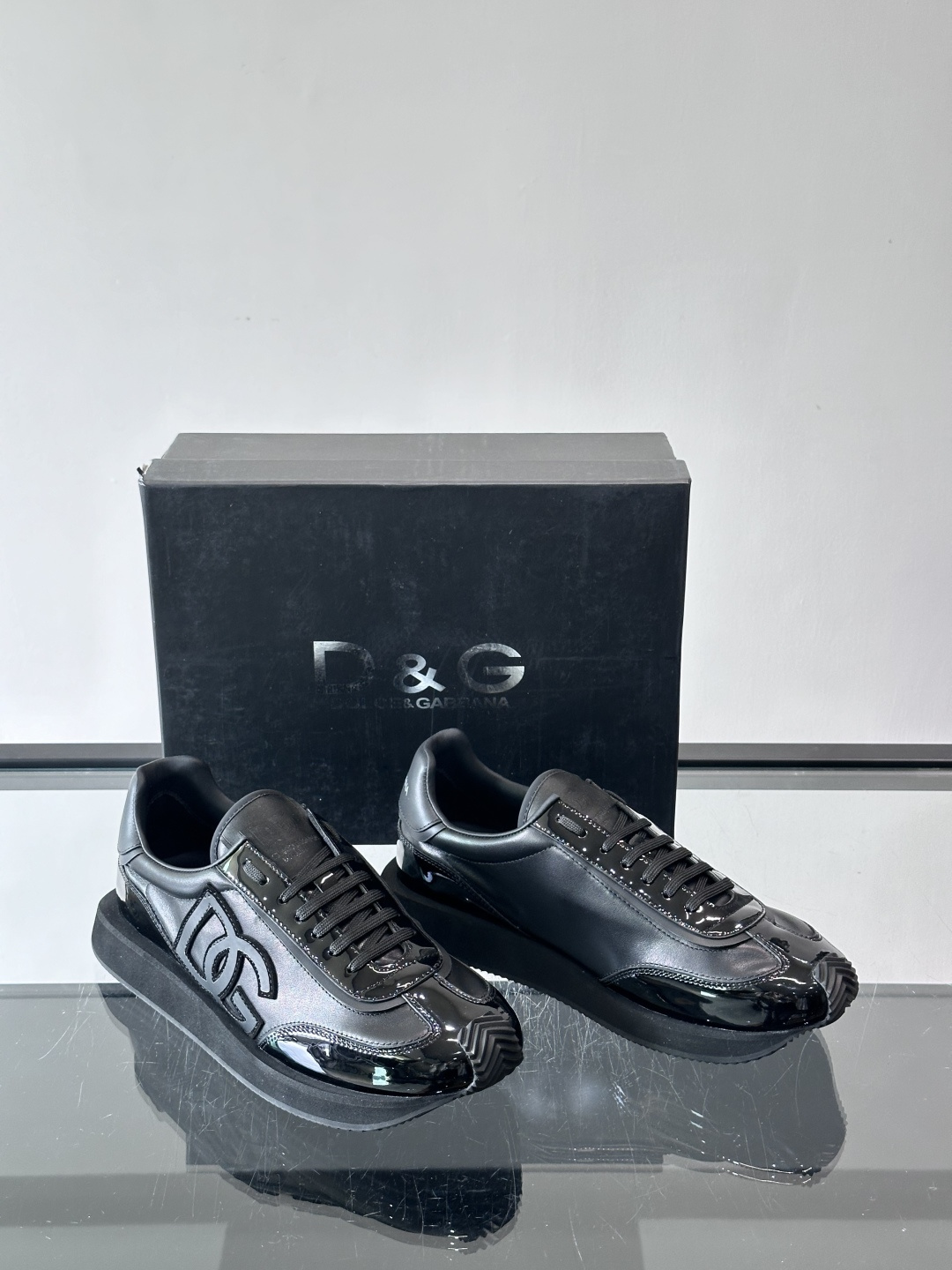 D&G嘉班纳男士德训鞋，经典德训鞋型，配色超百搭！鞋面拼接进口牛皮➕布面➕牛仔面料，质感细腻又透气，内衬