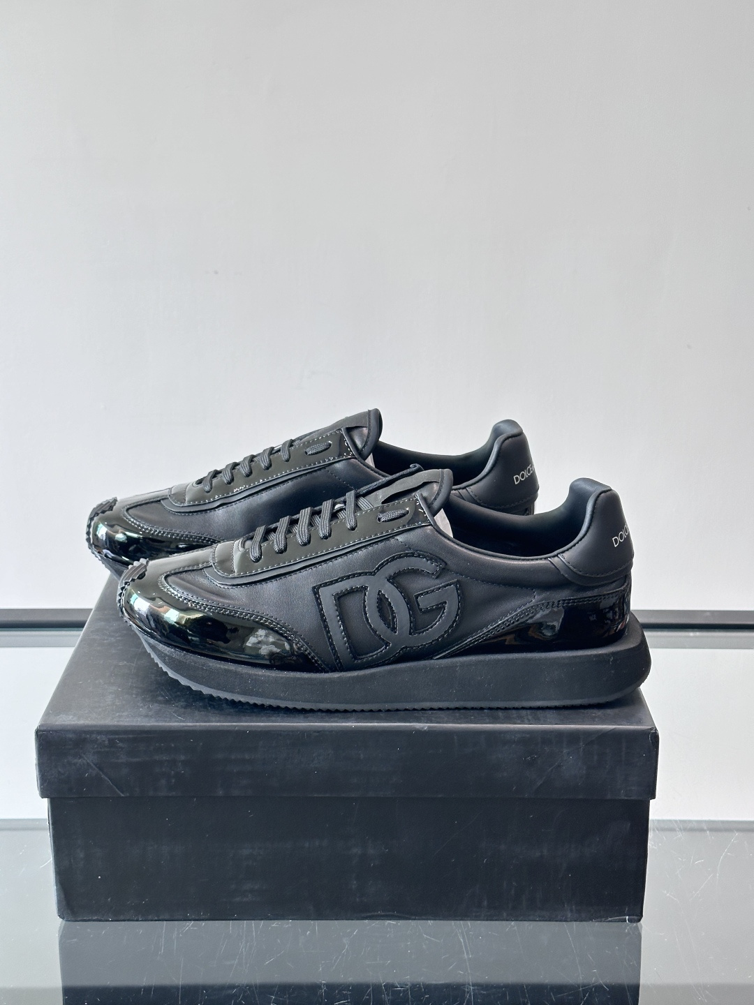 D&G嘉班纳男士德训鞋，经典德训鞋型，配色超百搭！鞋面拼接进口牛皮➕布面➕牛仔面料，质感细腻又透气，内衬