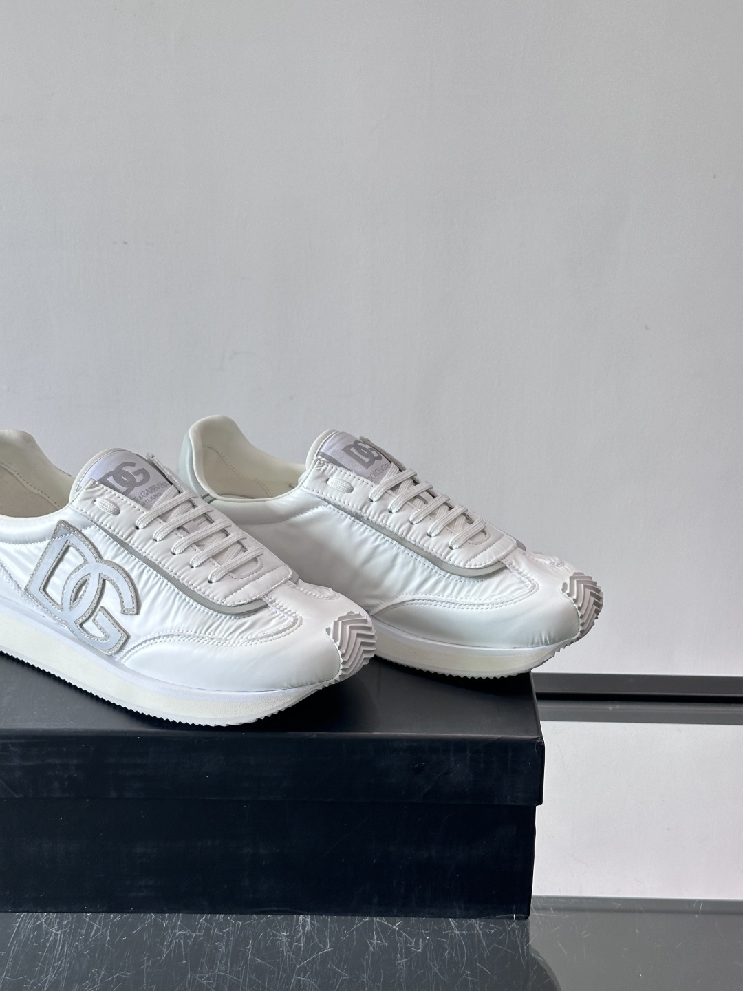 D&G嘉班纳男士德训鞋，经典德训鞋型，配色超百搭！鞋面拼接进口牛皮➕布面➕牛仔面料，质感细腻又透气，内衬