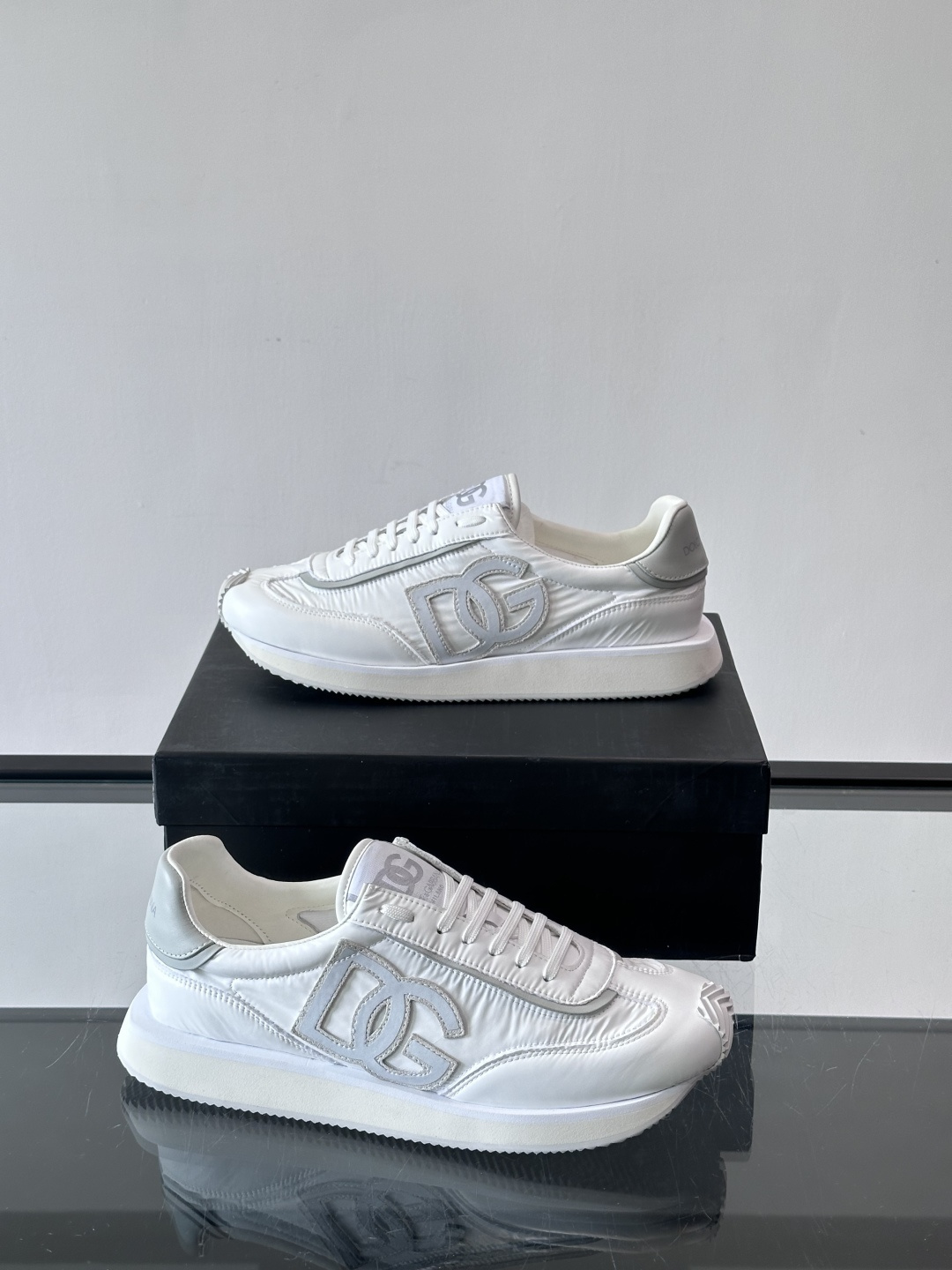 D&G嘉班纳男士德训鞋，经典德训鞋型，配色超百搭！鞋面拼接进口牛皮➕布面➕牛仔面料，质感细腻又透气，内衬