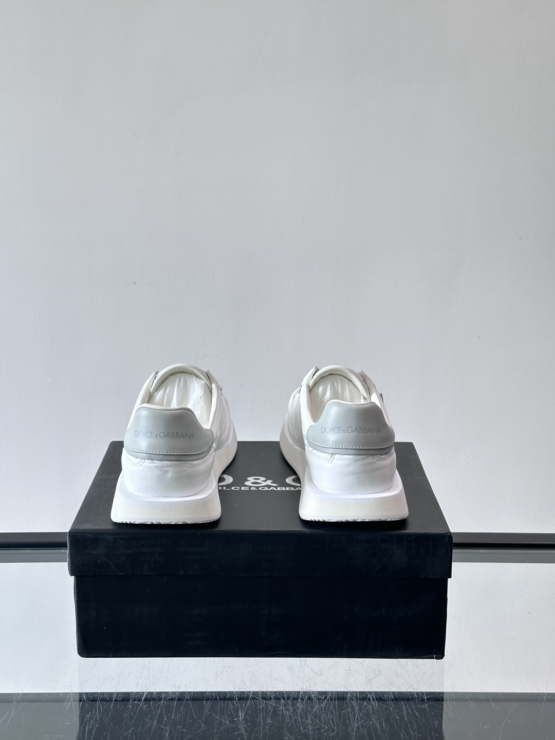 D&G嘉班纳男士德训鞋，经典德训鞋型，配色超百搭！鞋面拼接进口牛皮➕布面➕牛仔面料，质感细腻又透气，内衬