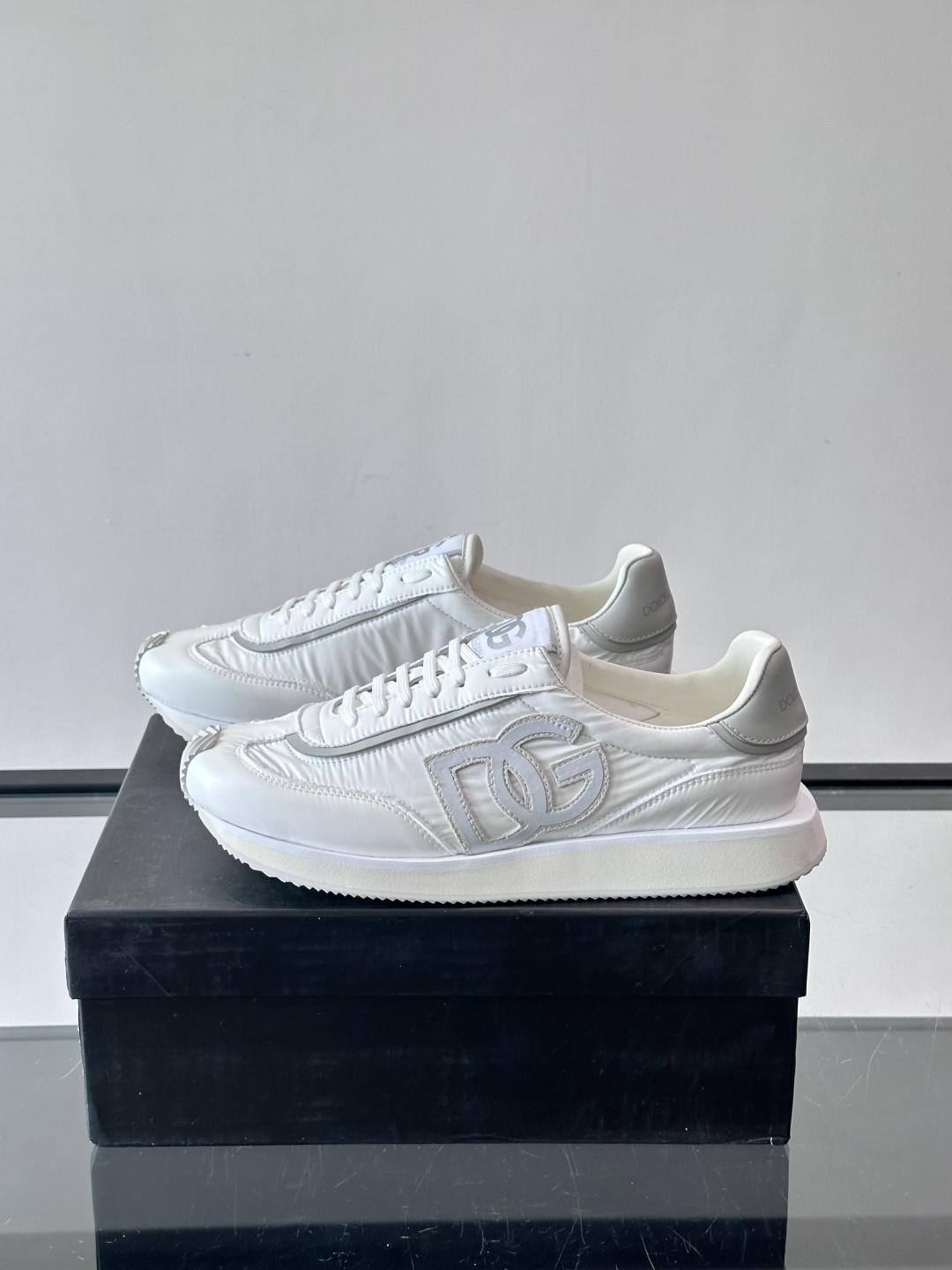 D&G嘉班纳男士德训鞋，经典德训鞋型，配色超百搭！鞋面拼接进口牛皮➕布面➕牛仔面料，质感细腻又透气，内衬