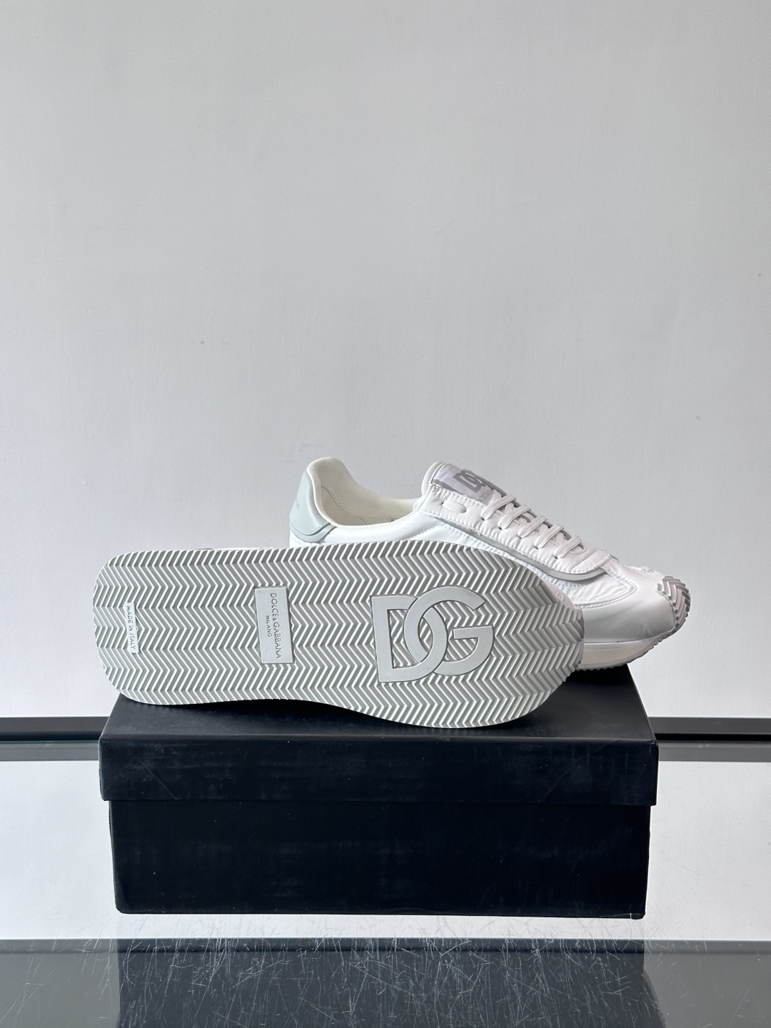 D&G嘉班纳男士德训鞋，经典德训鞋型，配色超百搭！鞋面拼接进口牛皮➕布面➕牛仔面料，质感细腻又透气，内衬