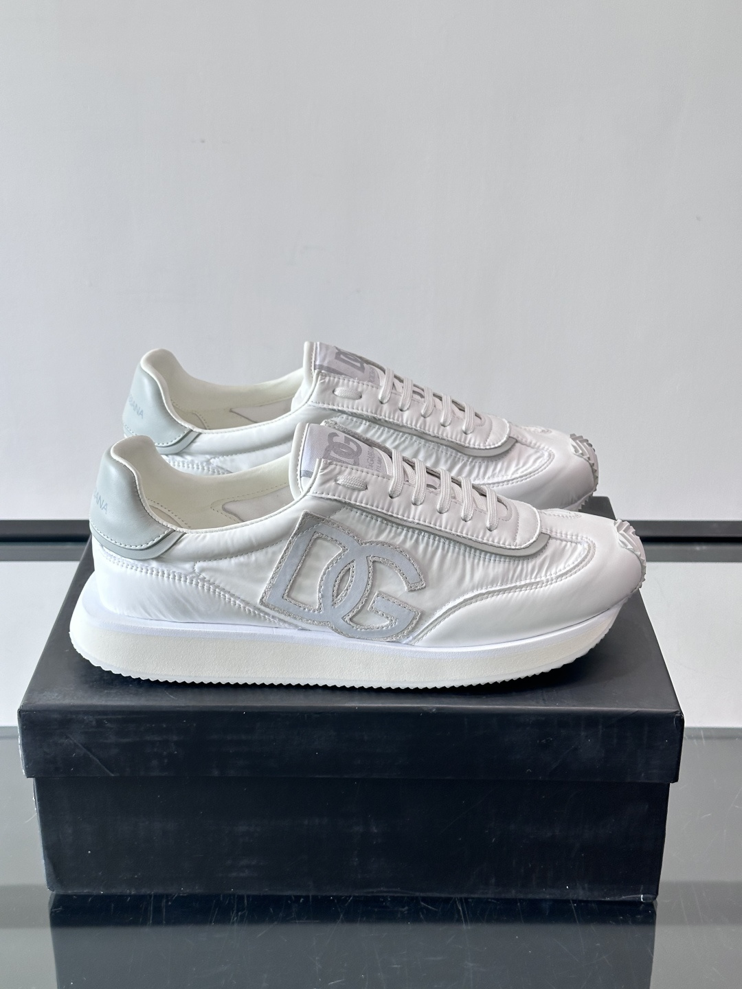 D&G嘉班纳男士德训鞋，经典德训鞋型，配色超百搭！鞋面拼接进口牛皮➕布面➕牛仔面料，质感细腻又透气，内衬