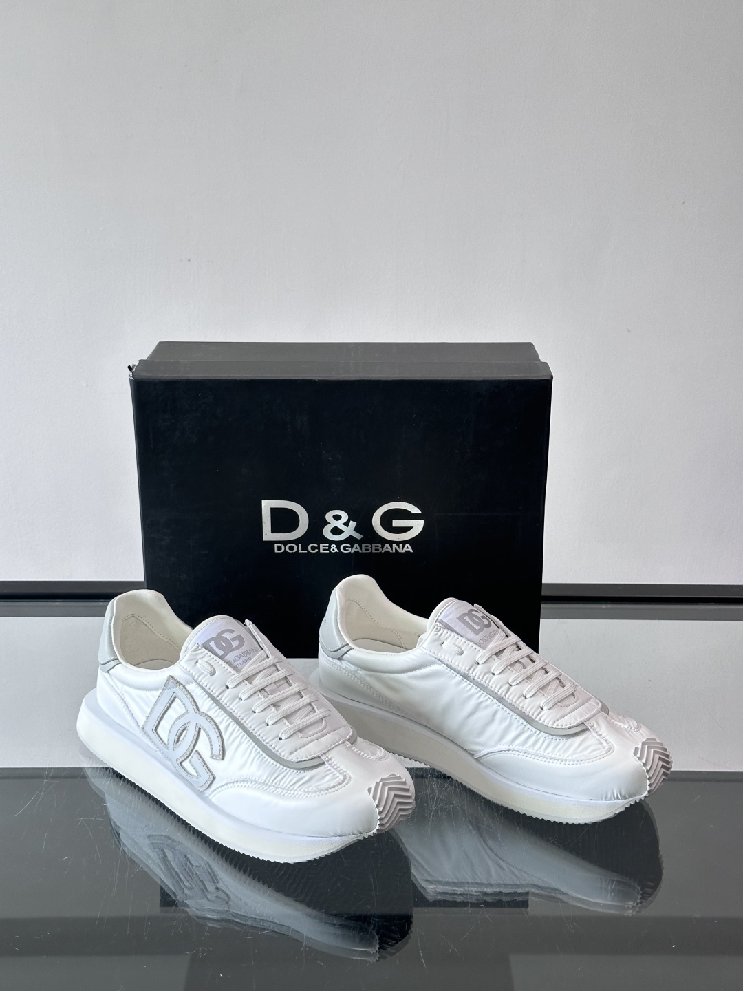 D&G嘉班纳男士德训鞋，经典德训鞋型，配色超百搭！鞋面拼接进口牛皮➕布面➕牛仔面料，质感细腻又透气，内衬