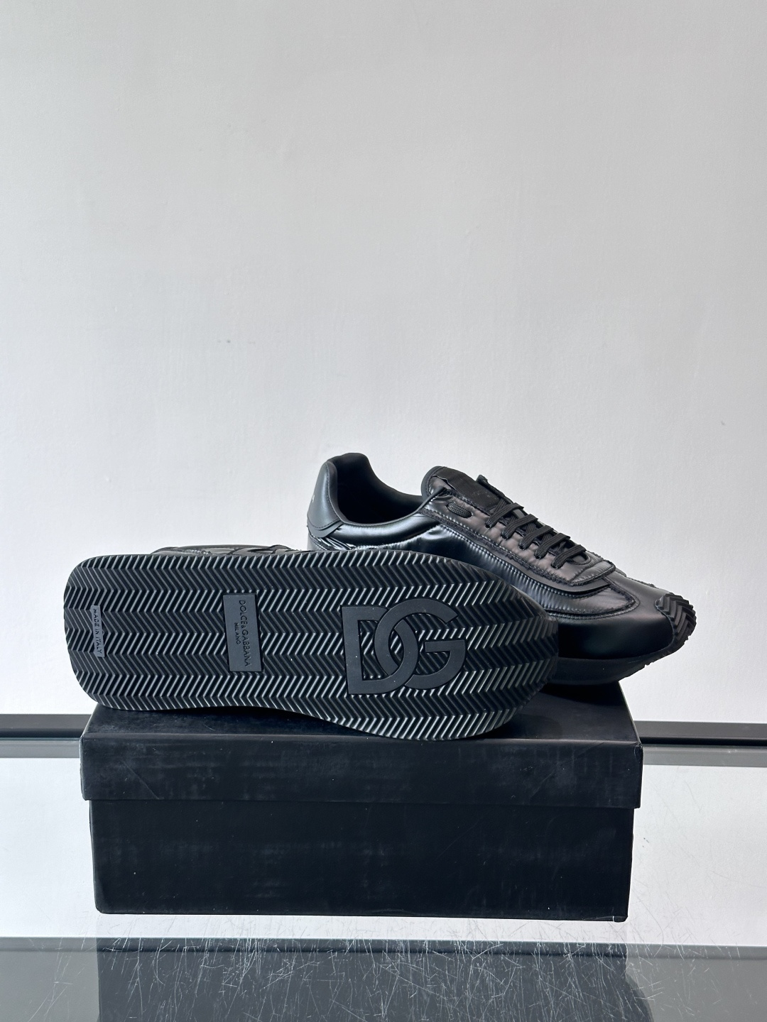 D&G嘉班纳男士德训鞋，经典德训鞋型，配色超百搭！鞋面拼接进口牛皮➕布面➕牛仔面料，质感细腻又透气，内衬