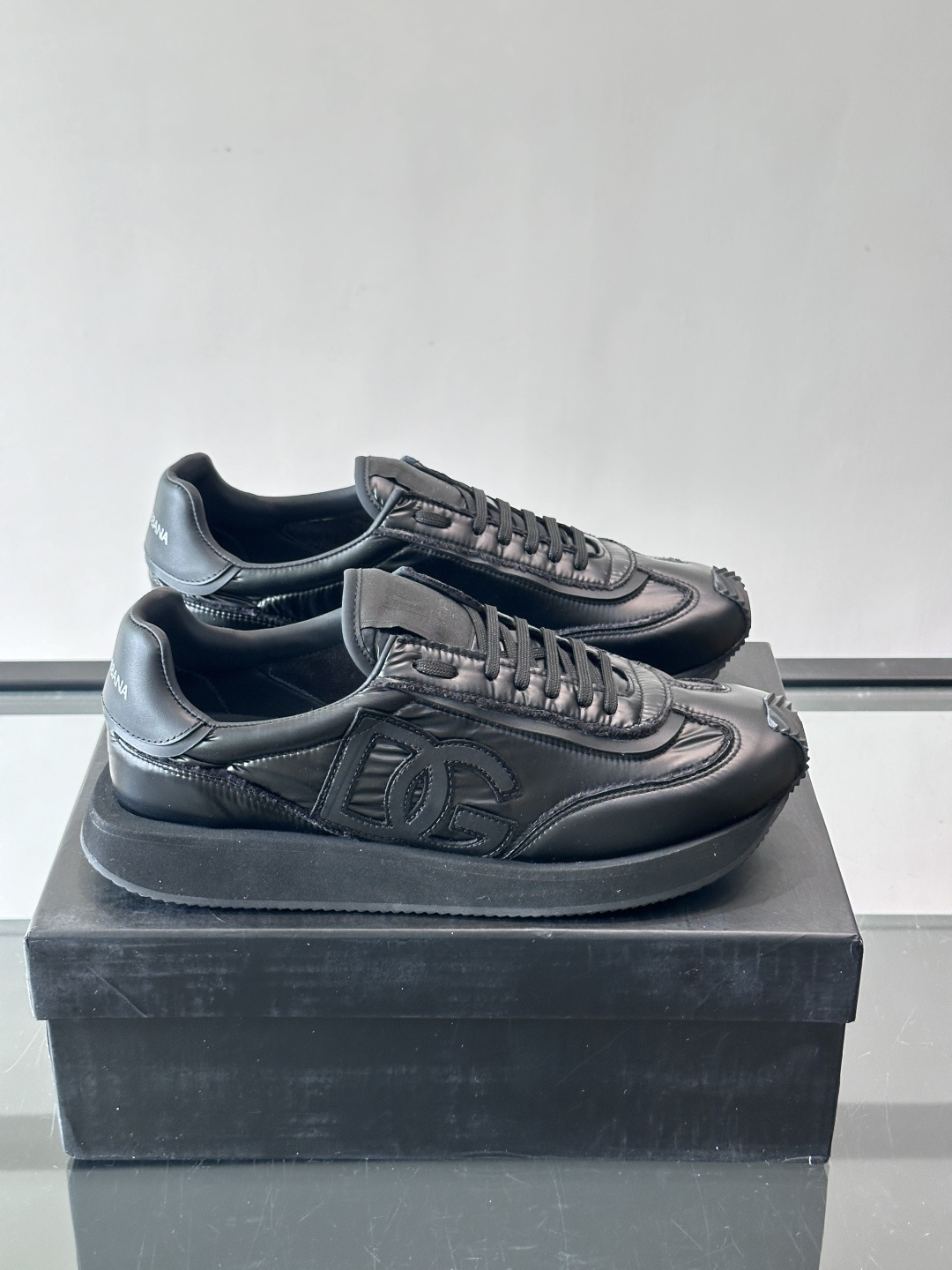 D&G嘉班纳男士德训鞋，经典德训鞋型，配色超百搭！鞋面拼接进口牛皮➕布面➕牛仔面料，质感细腻又透气，内衬