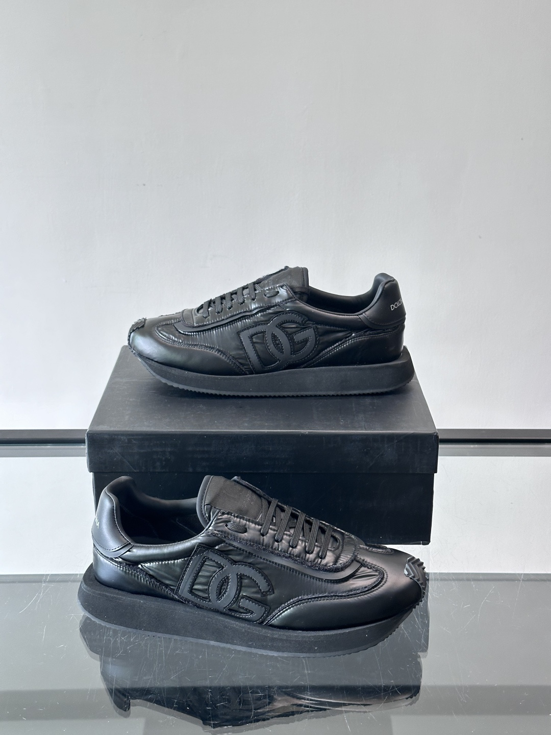 D&G嘉班纳男士德训鞋，经典德训鞋型，配色超百搭！鞋面拼接进口牛皮➕布面➕牛仔面料，质感细腻又透气，内衬