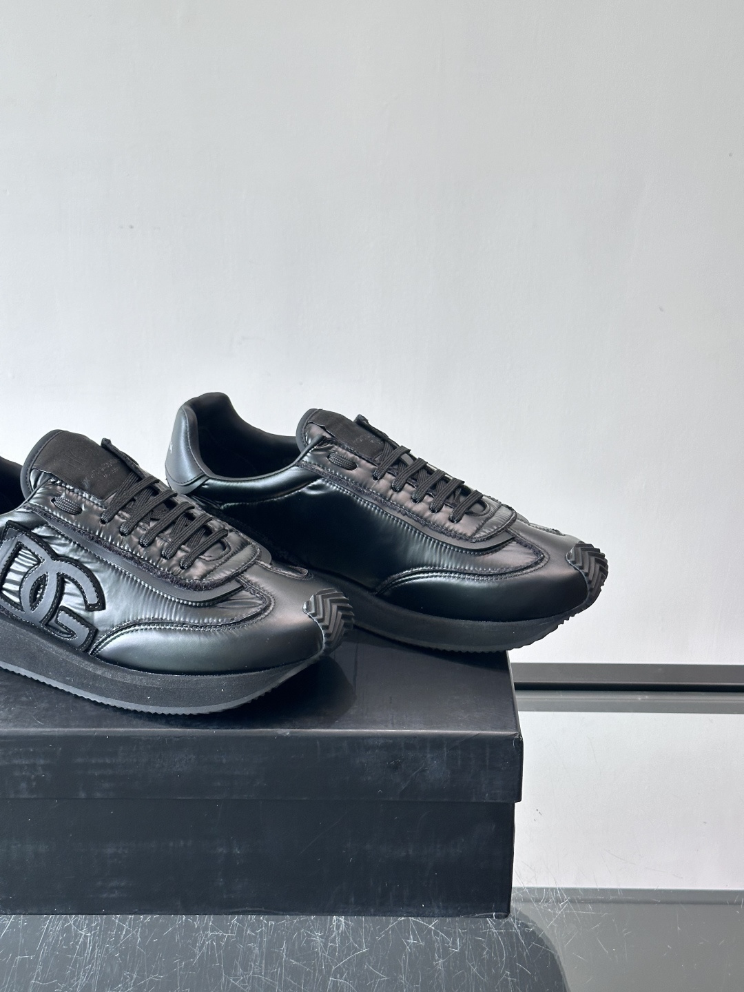 D&G嘉班纳男士德训鞋，经典德训鞋型，配色超百搭！鞋面拼接进口牛皮➕布面➕牛仔面料，质感细腻又透气，内衬