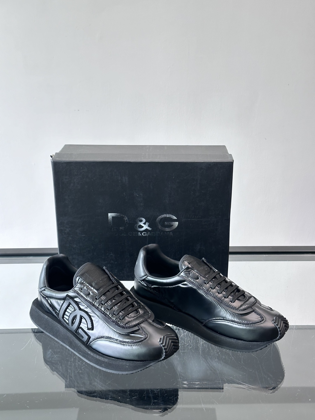 D&G嘉班纳男士德训鞋，经典德训鞋型，配色超百搭！鞋面拼接进口牛皮➕布面➕牛仔面料，质感细腻又透气，内衬