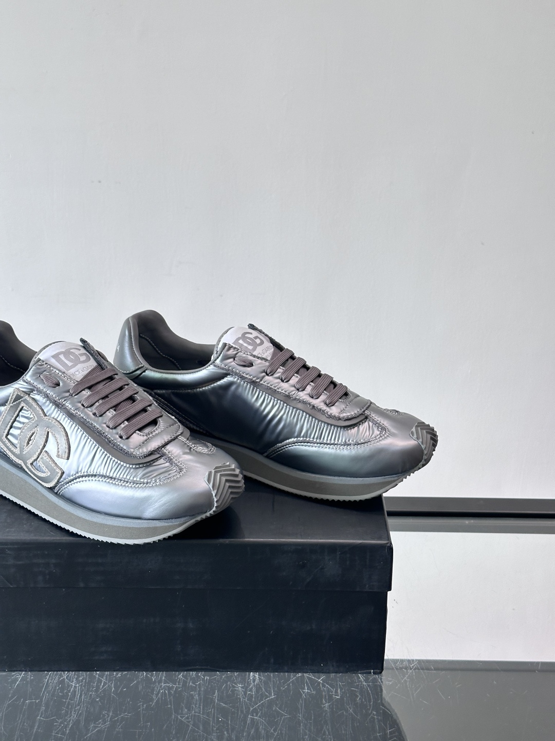 D&G嘉班纳男士德训鞋，经典德训鞋型，配色超百搭！鞋面拼接进口牛皮➕布面➕牛仔面料，质感细腻又透气，内衬