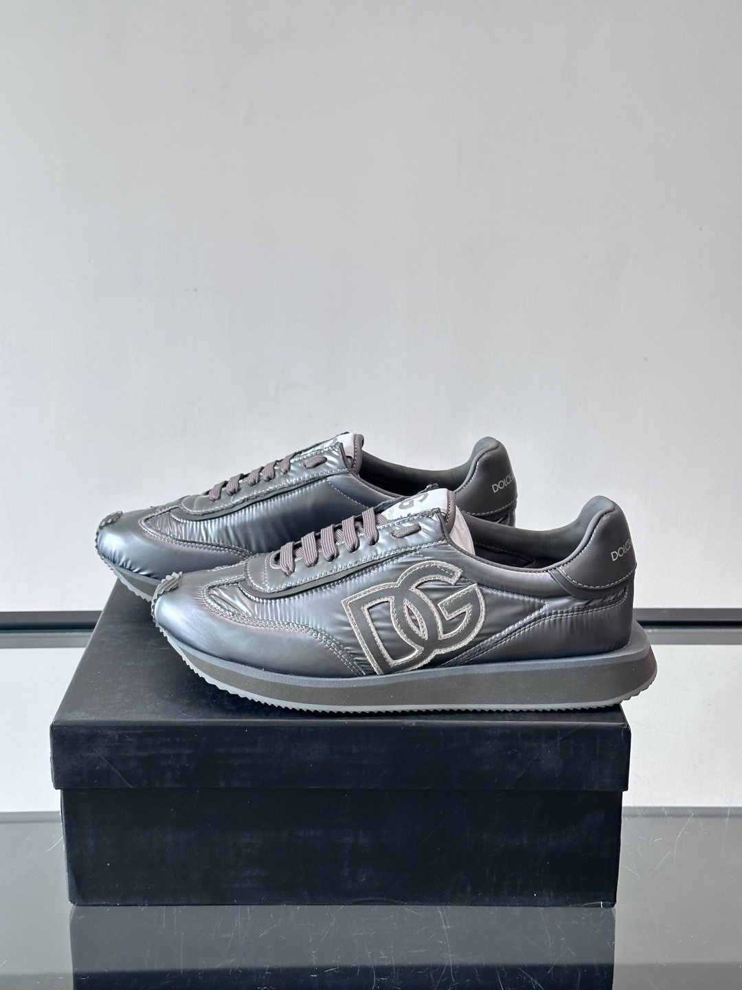 D&G嘉班纳男士德训鞋，经典德训鞋型，配色超百搭！鞋面拼接进口牛皮➕布面➕牛仔面料，质感细腻又透气，内衬