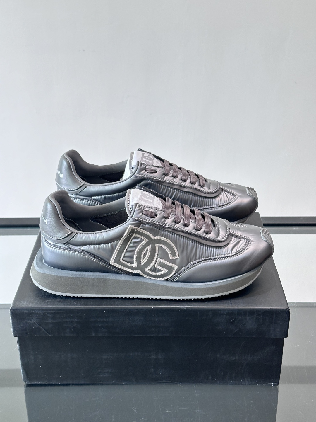 D&G嘉班纳男士德训鞋，经典德训鞋型，配色超百搭！鞋面拼接进口牛皮➕布面➕牛仔面料，质感细腻又透气，内衬