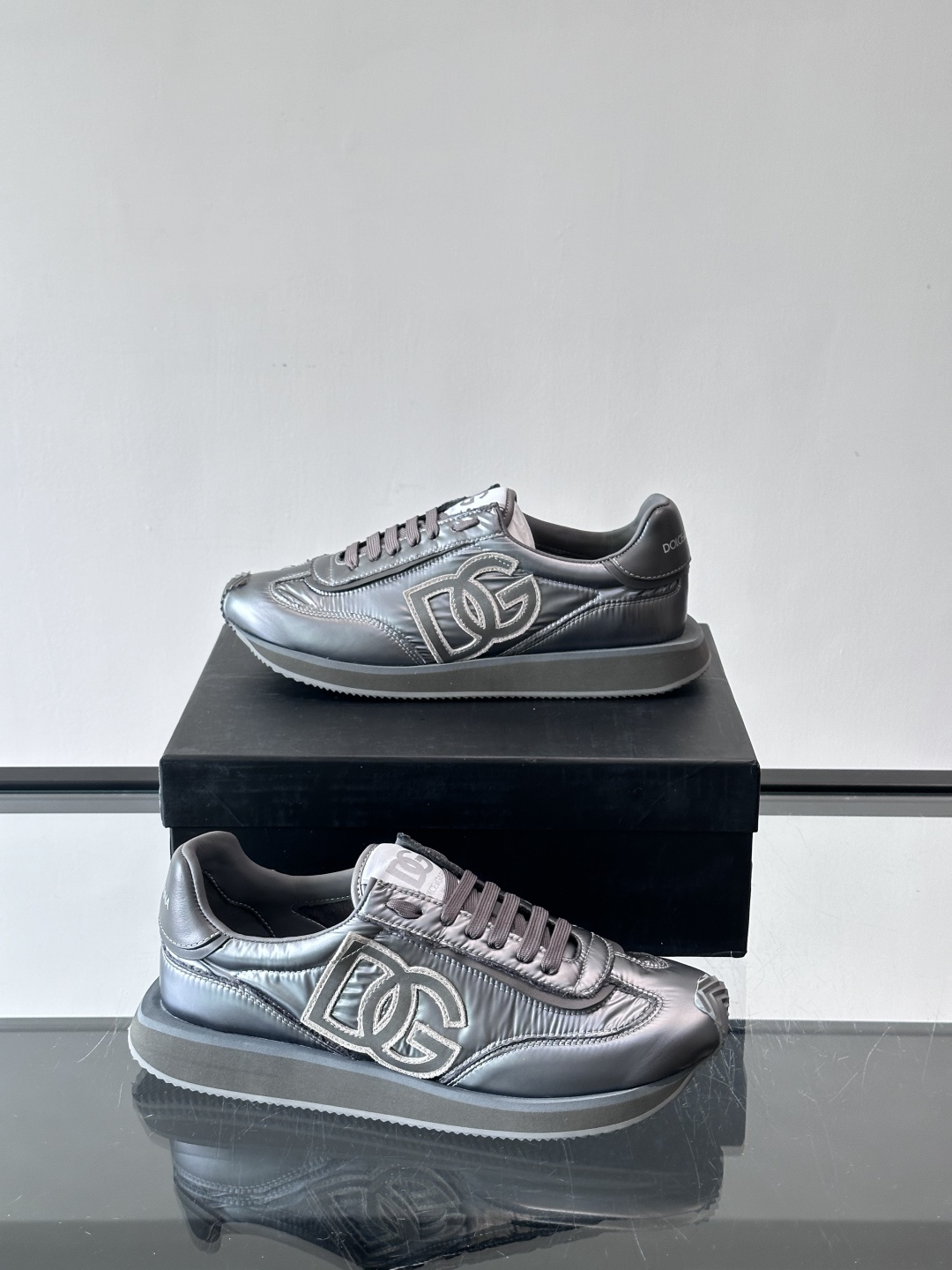 D&G嘉班纳男士德训鞋，经典德训鞋型，配色超百搭！鞋面拼接进口牛皮➕布面➕牛仔面料，质感细腻又透气，内衬