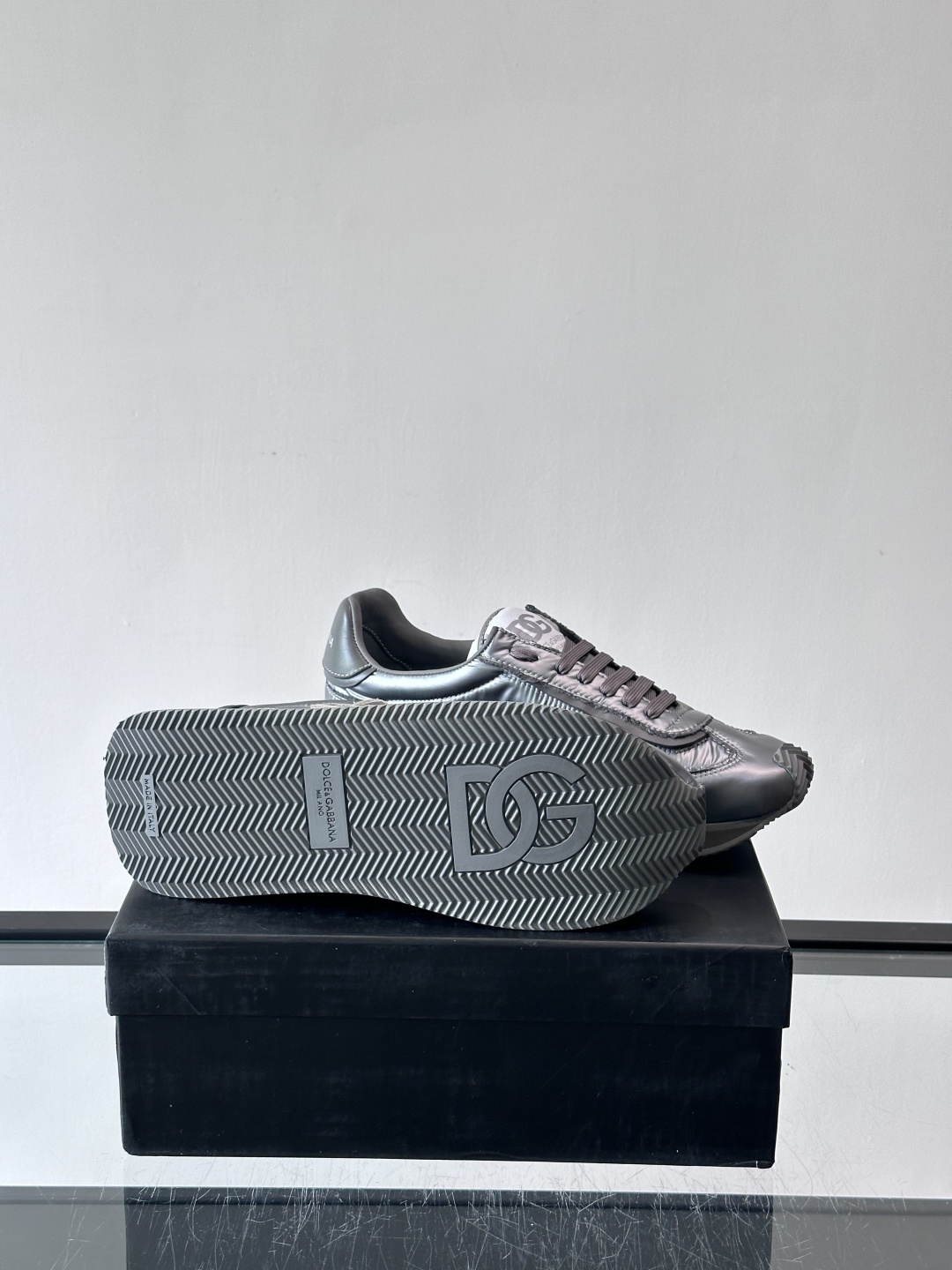 D&G嘉班纳男士德训鞋，经典德训鞋型，配色超百搭！鞋面拼接进口牛皮➕布面➕牛仔面料，质感细腻又透气，内衬