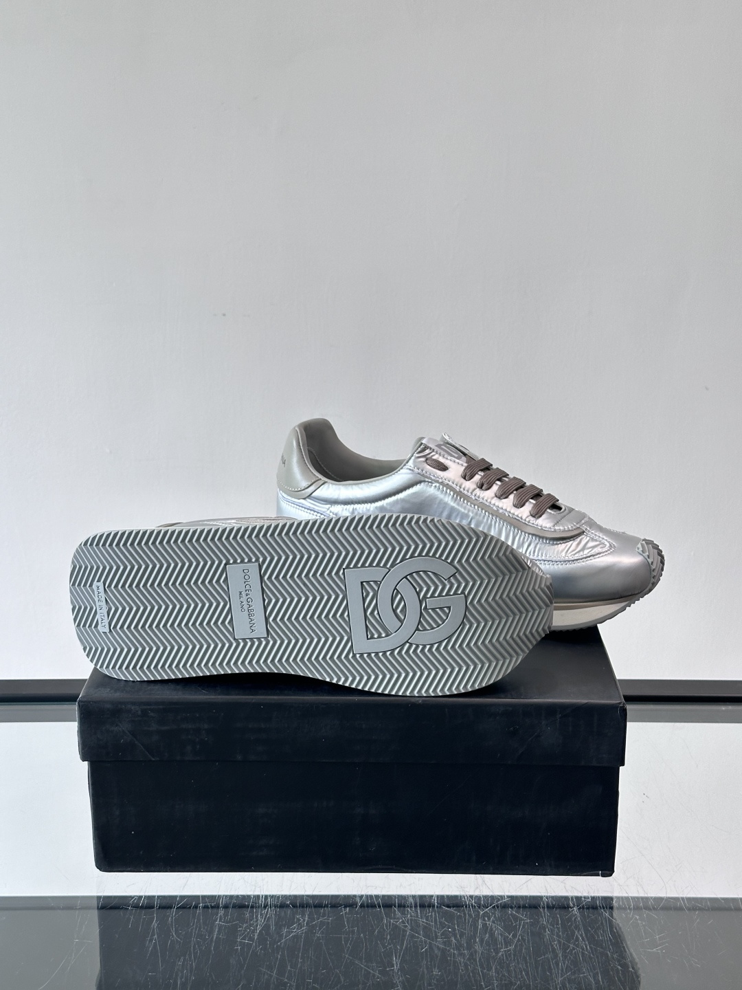 D&G嘉班纳男士德训鞋，经典德训鞋型，配色超百搭！鞋面拼接进口牛皮➕布面➕牛仔面料，质感细腻又透气，内衬