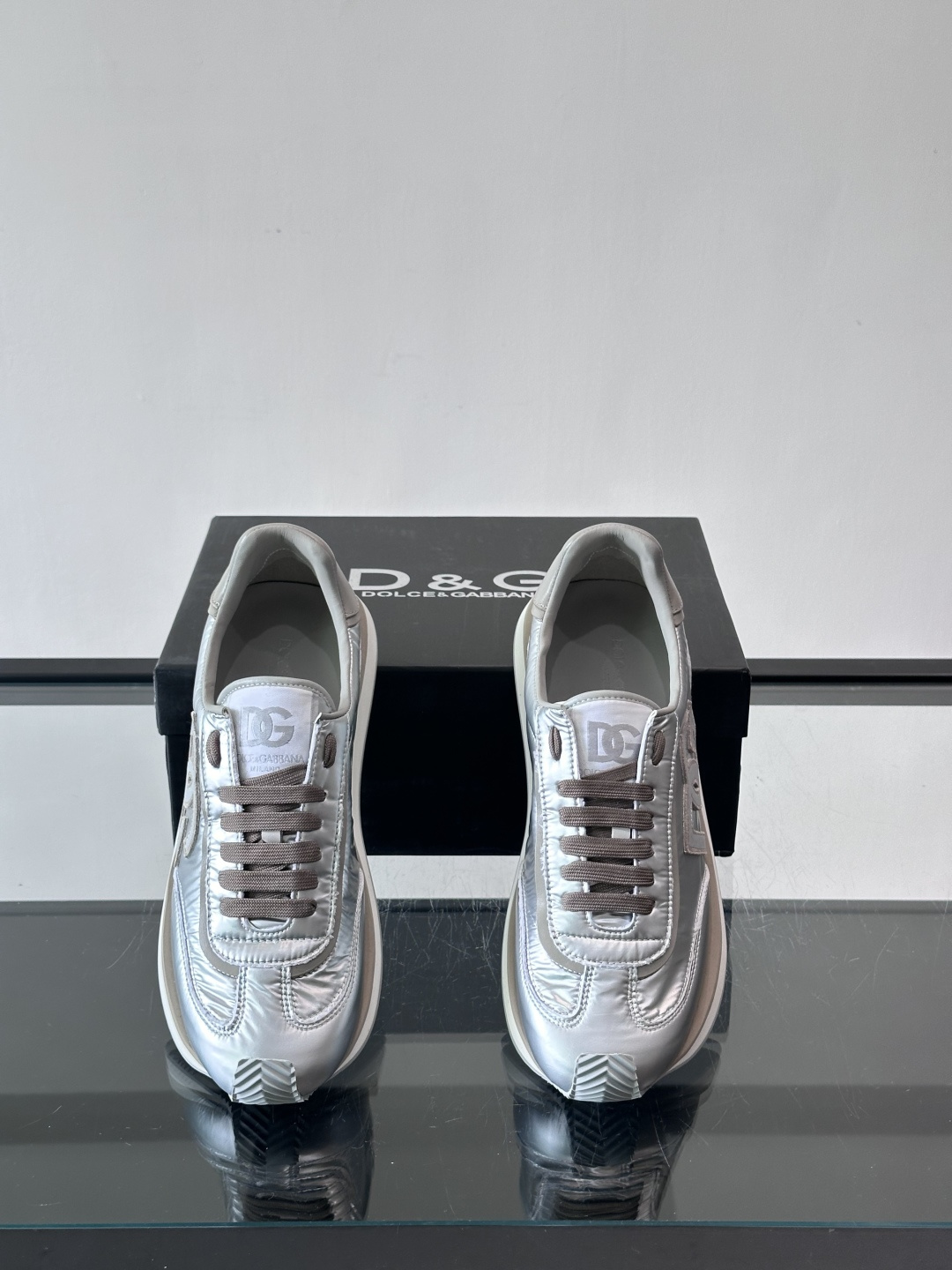 D&G嘉班纳男士德训鞋，经典德训鞋型，配色超百搭！鞋面拼接进口牛皮➕布面➕牛仔面料，质感细腻又透气，内衬